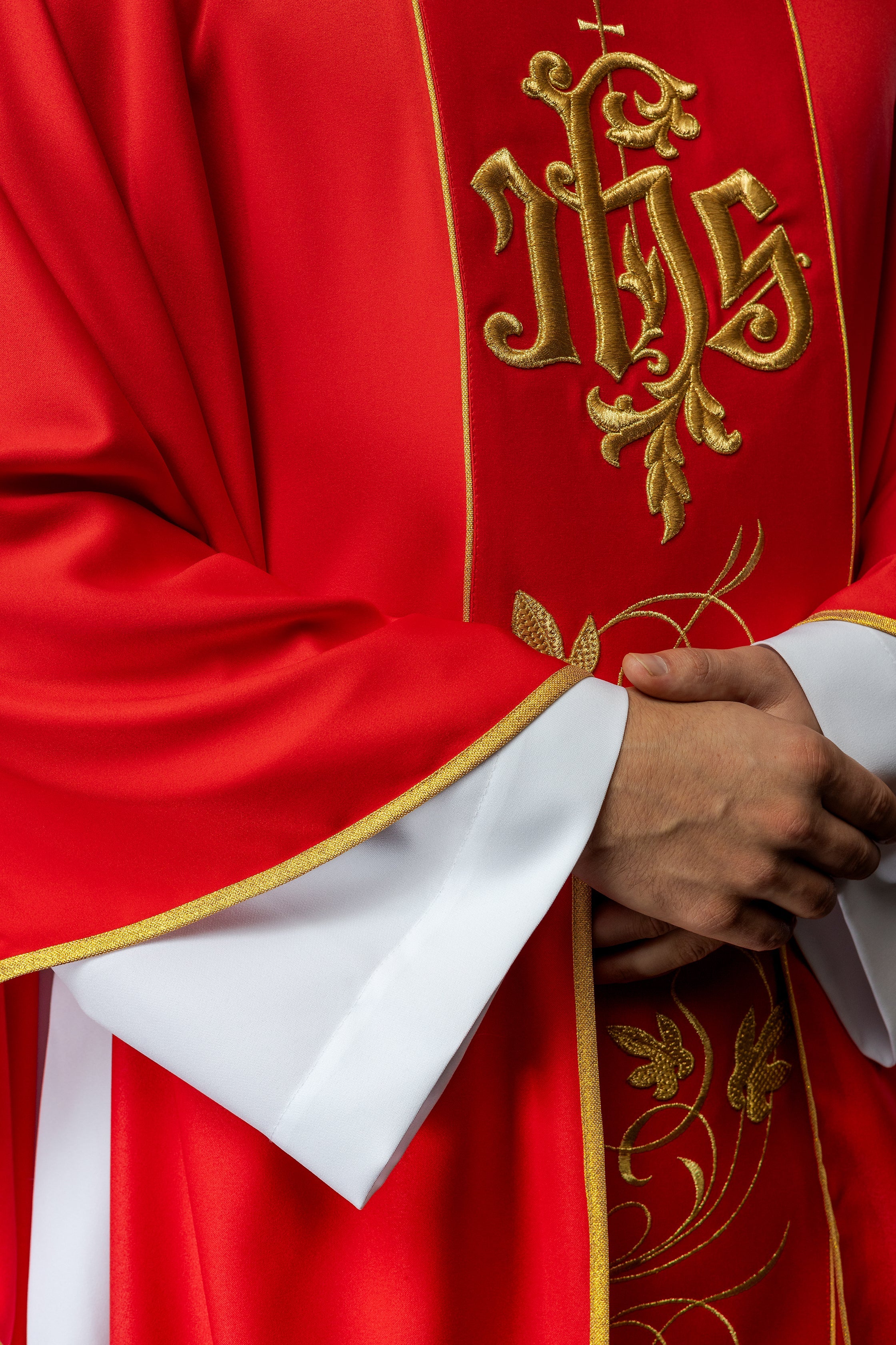 Casula liturgica rossa con cintura riccamente decorata con motivo floreale e IHS