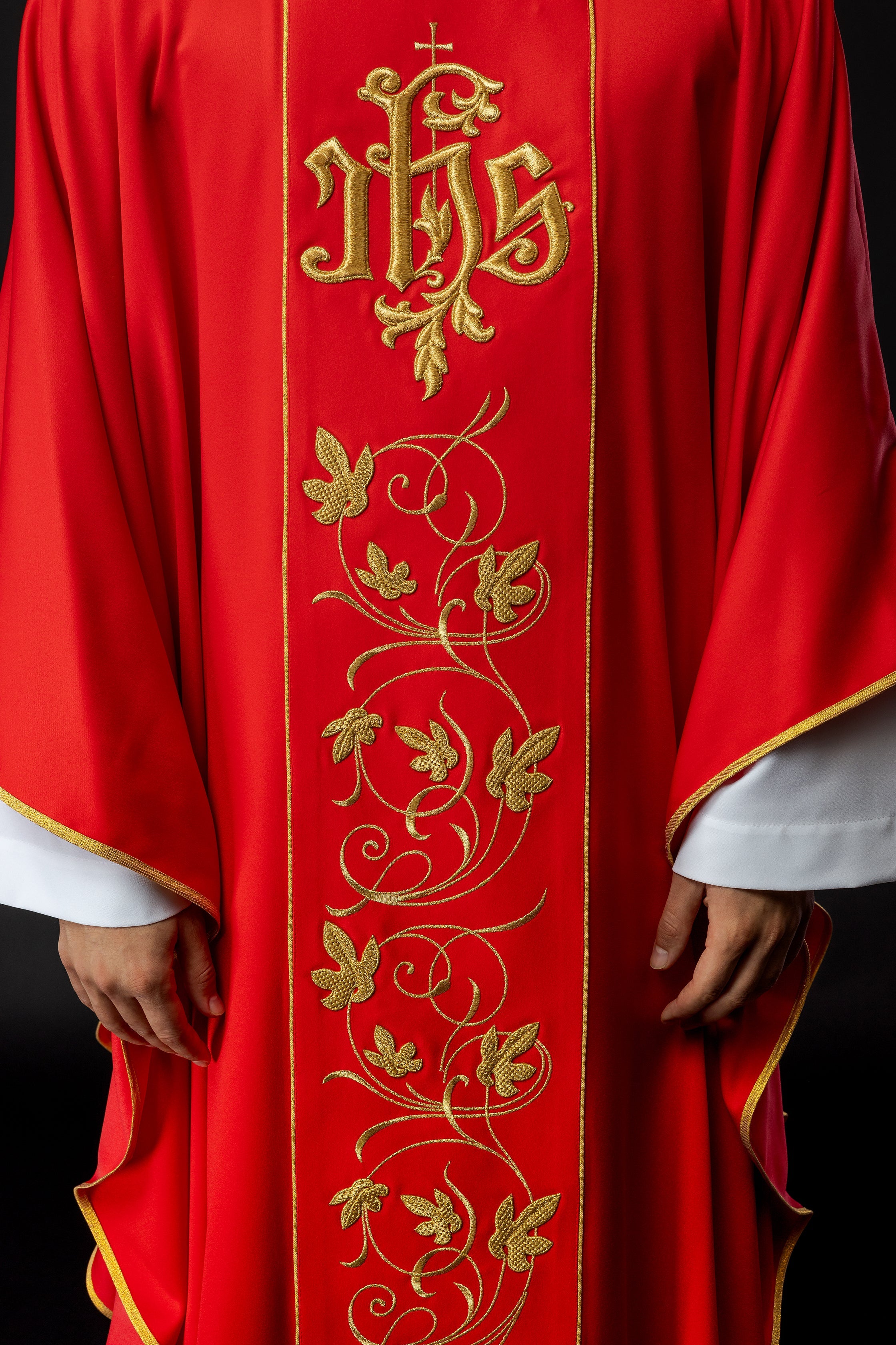 Casula liturgica rossa con cintura riccamente decorata con motivo floreale e IHS