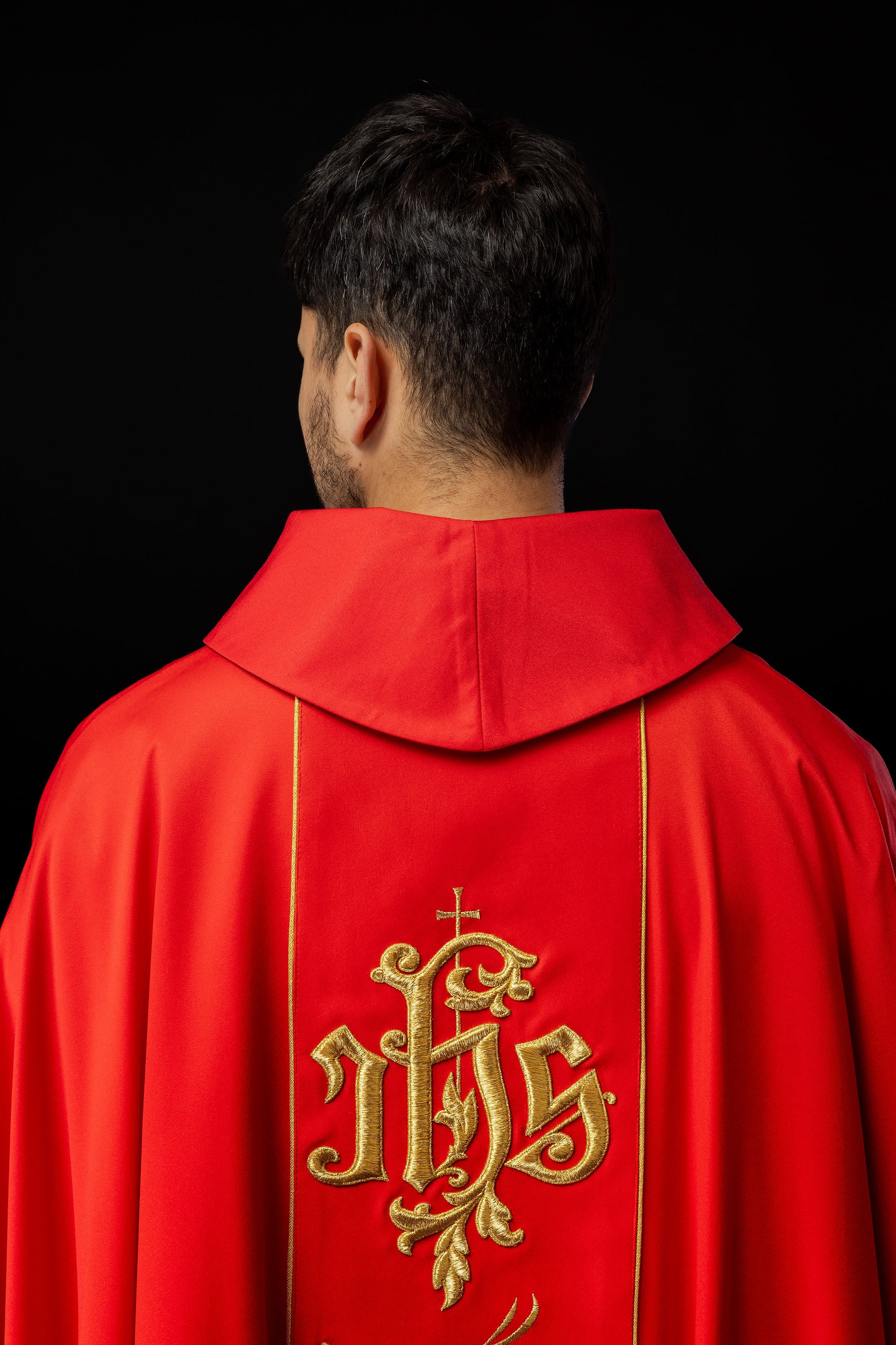 Casula liturgica rossa con cintura riccamente decorata con motivo floreale e IHS