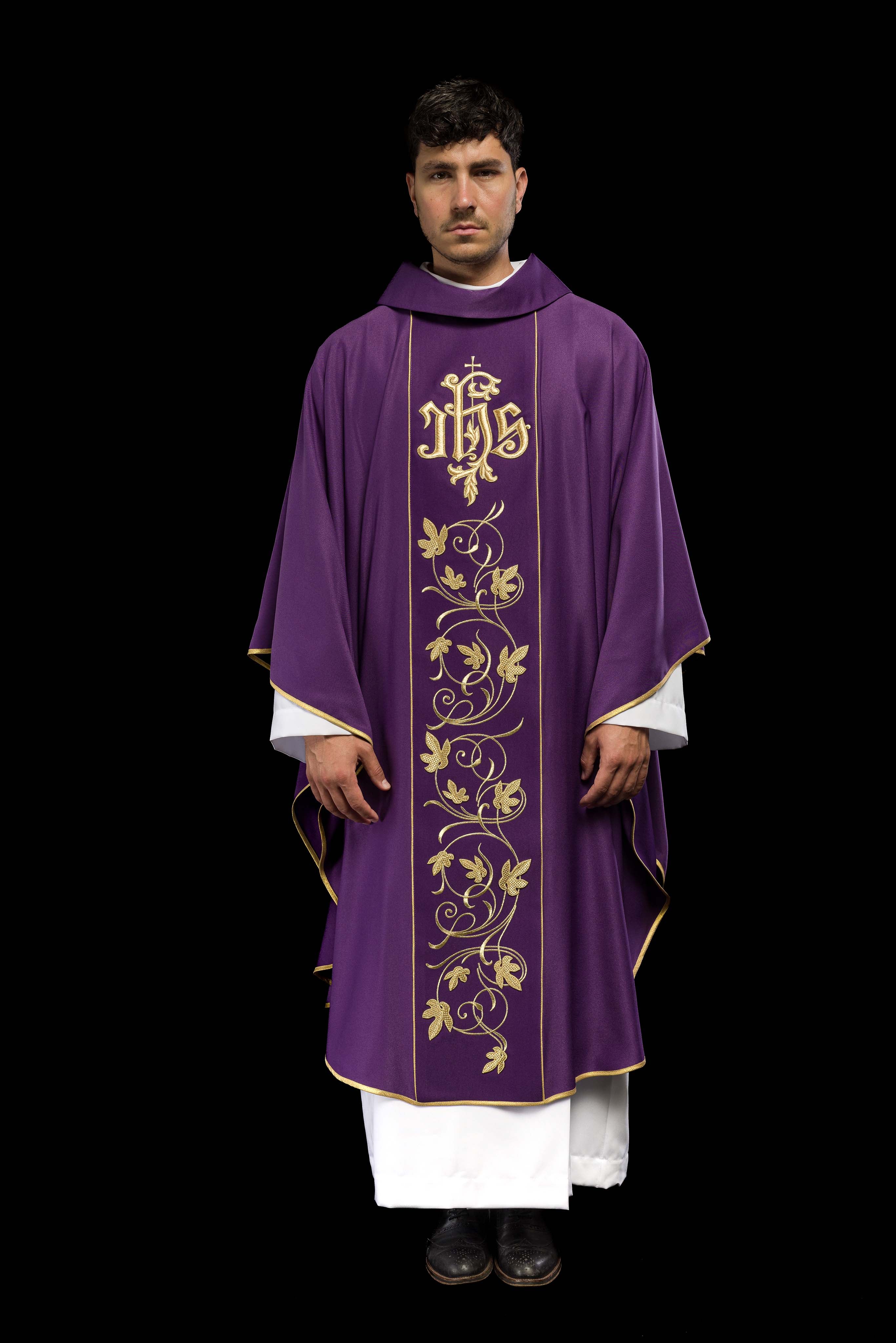 Casula liturgica viola con cintura riccamente decorata con motivo floreale e IHS