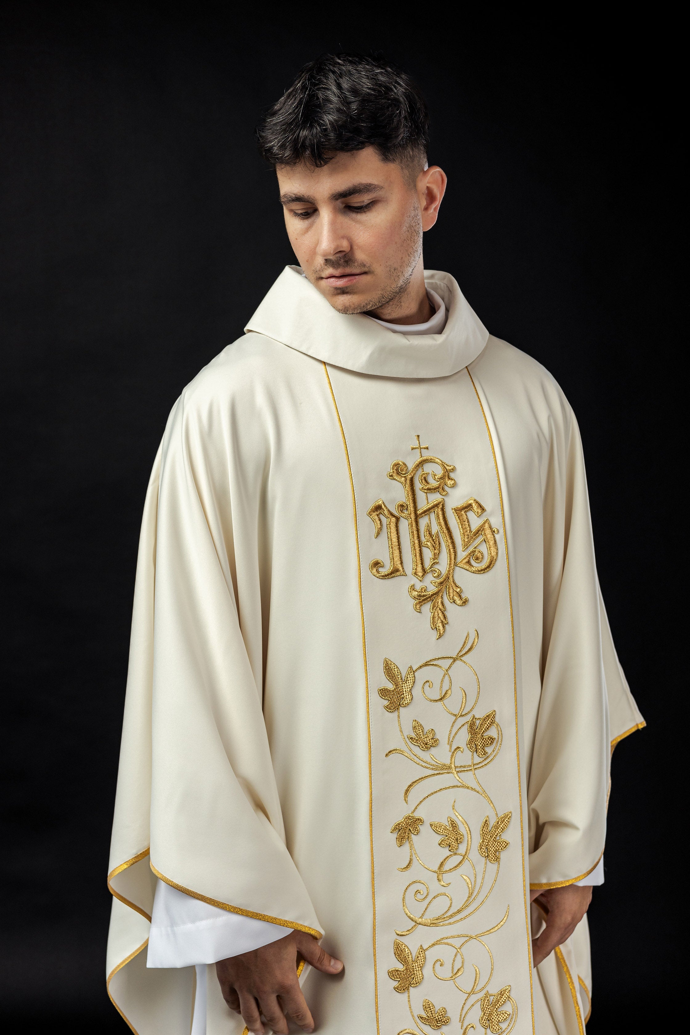 Casula liturgica ecrù con cintura riccamente decorata con motivi floreali e IHS