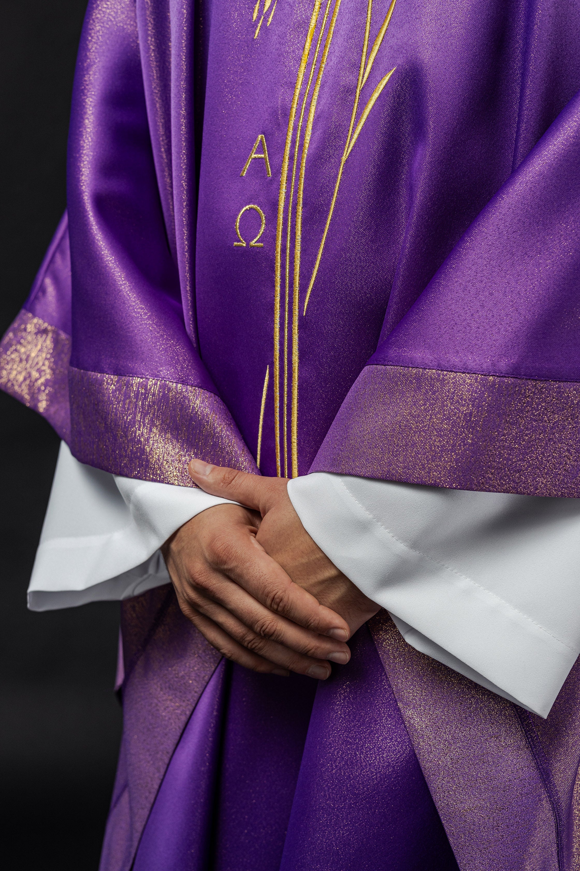 Casula con motivo a croce e spiga di colore viola