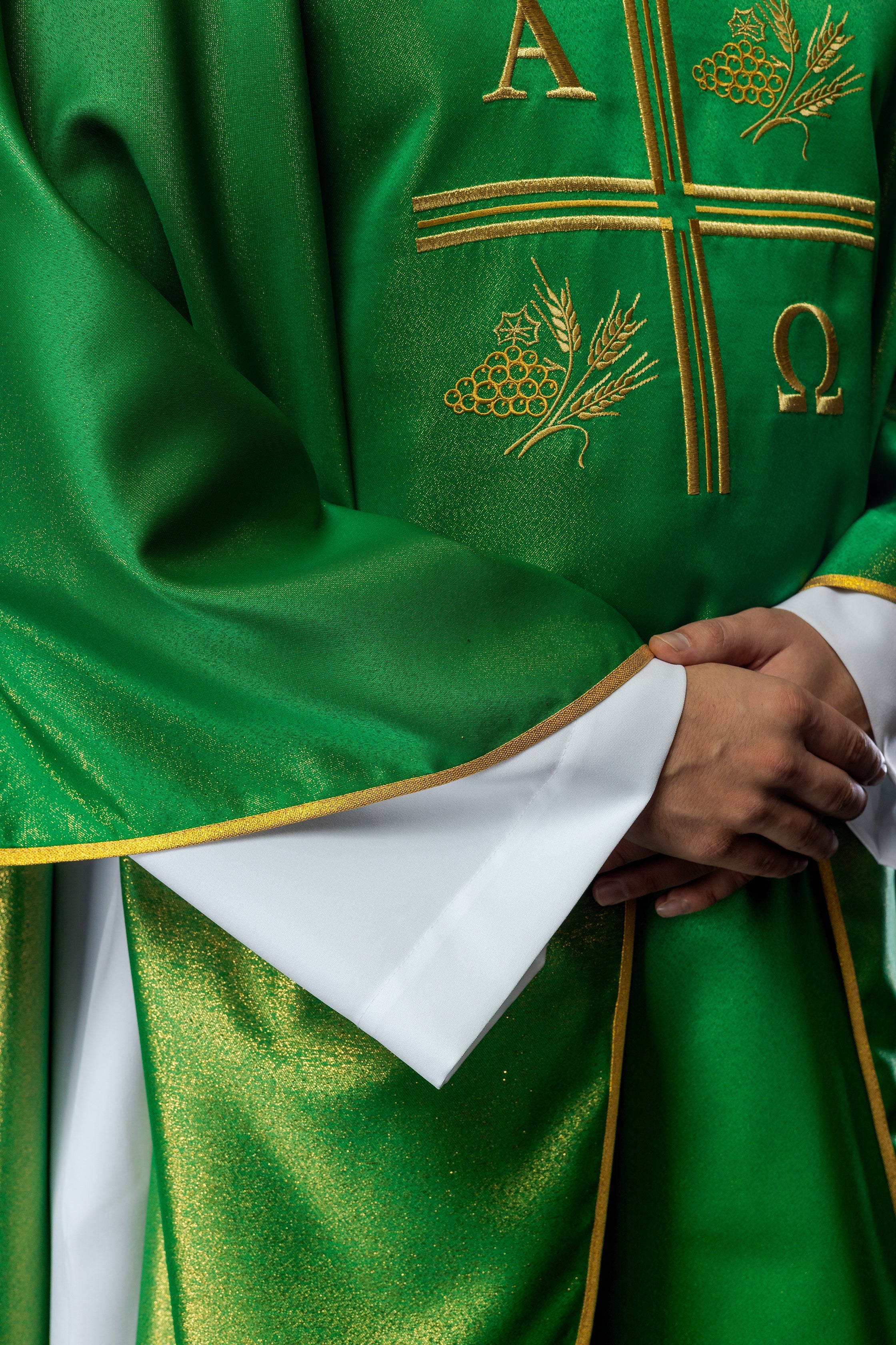 Casula con croce ricamata, motivi di Alfa e Omega e spighe verdi