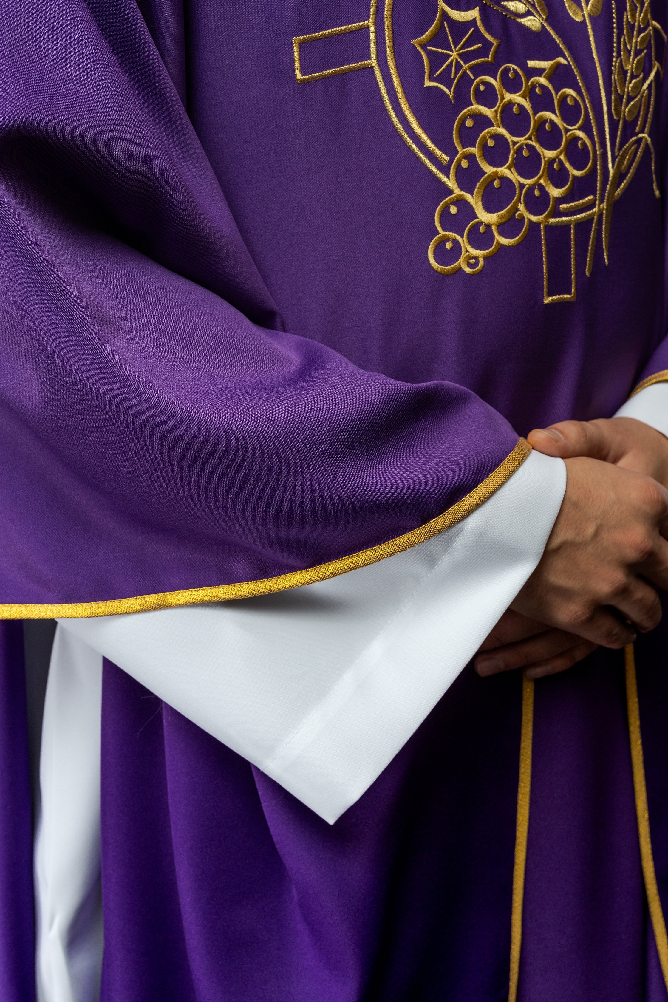 Casula viola con croce ricamata e motivi di spighe