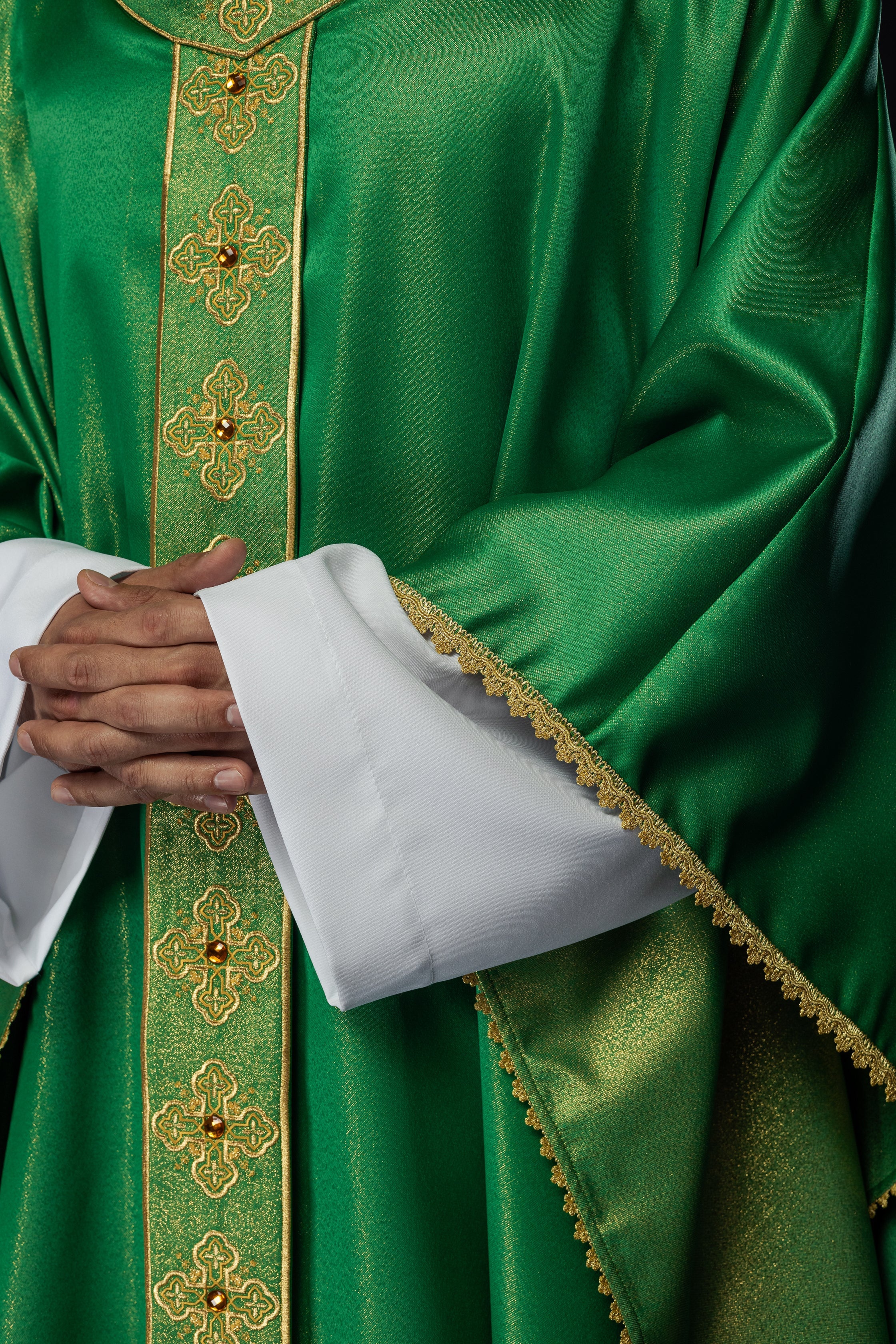 Casula verde con cintura ricamata e colletto decorato con pietre