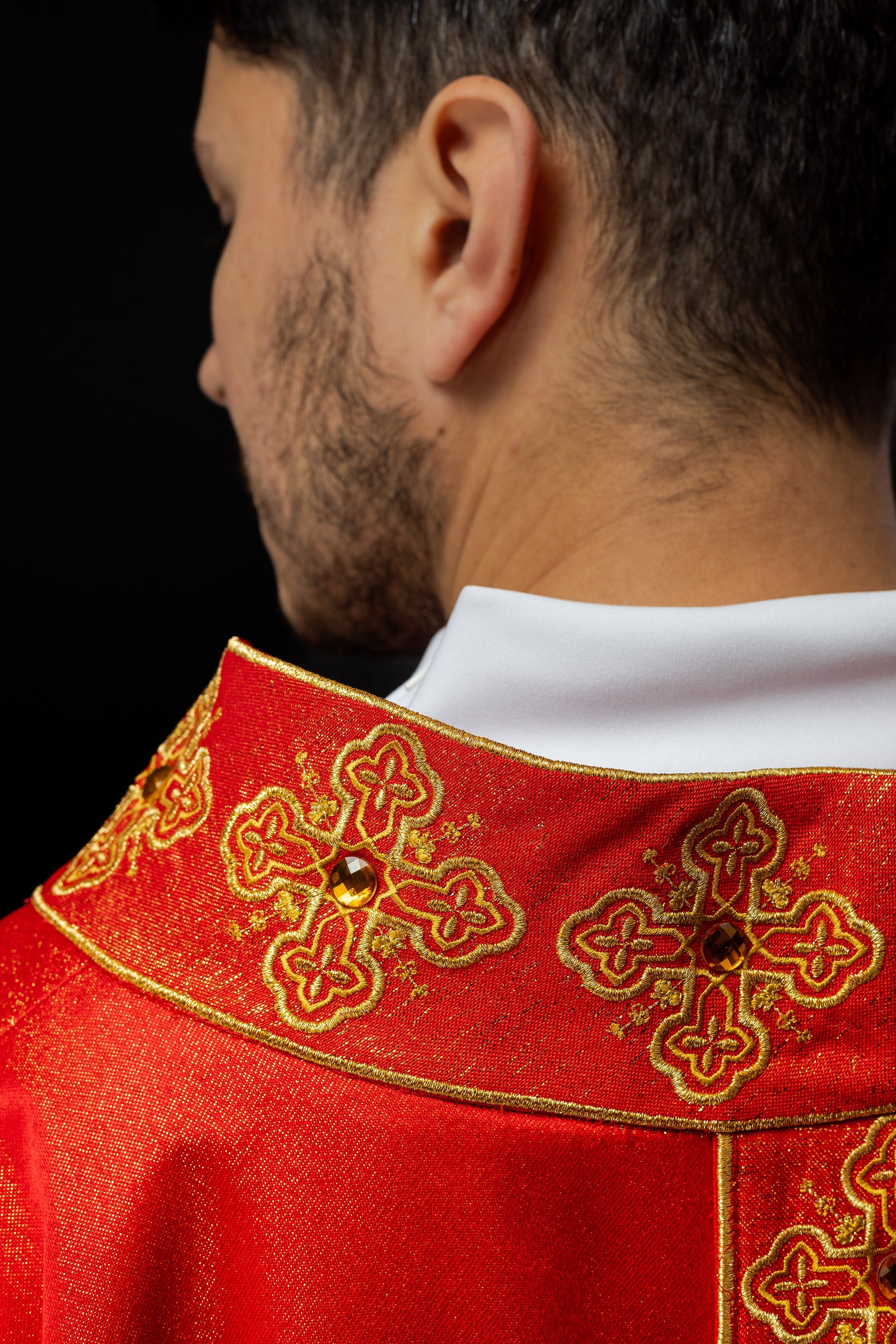 Casula rossa con cintura ricamata e colletto decorato con pietre