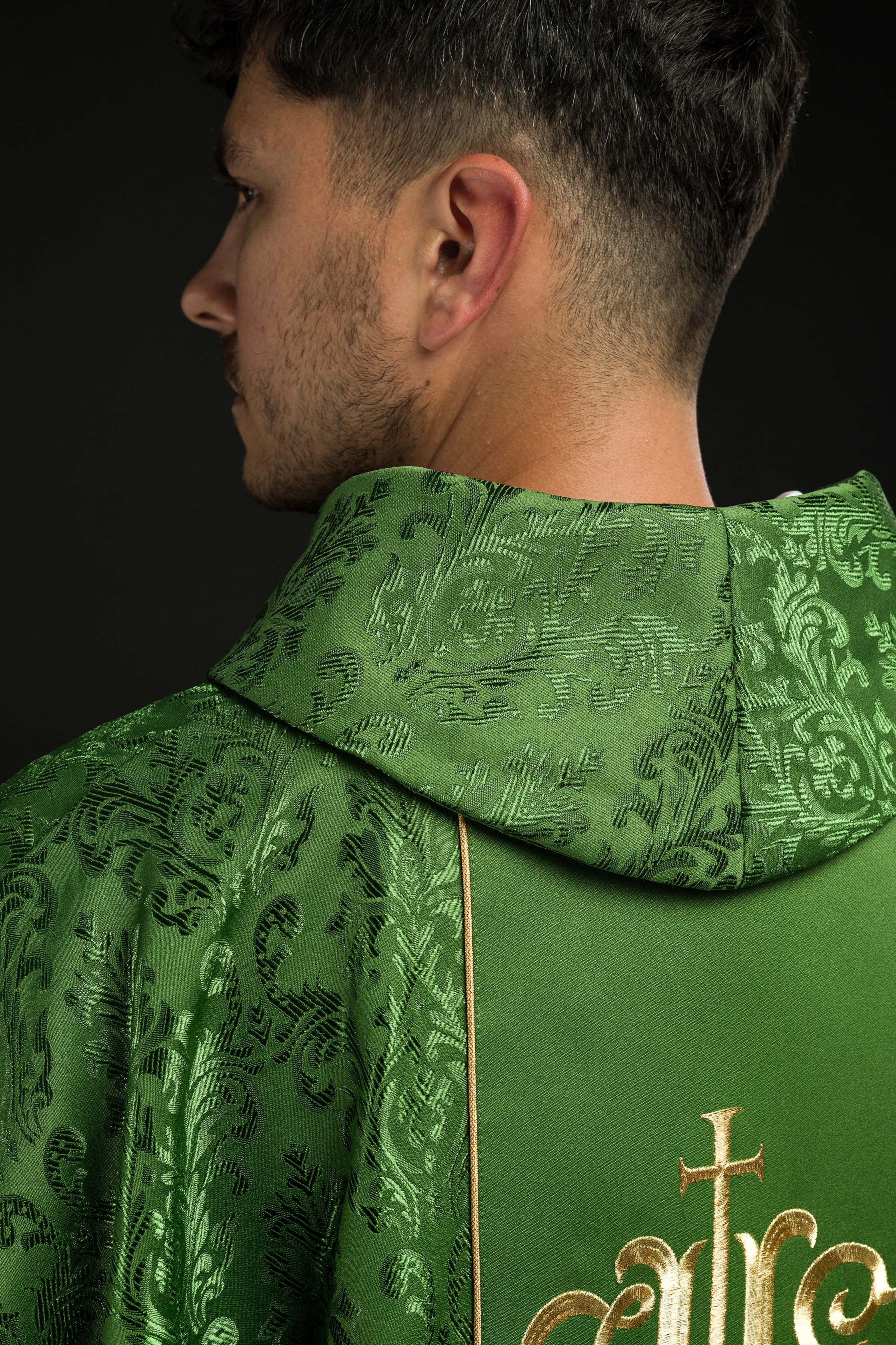Casula liturgica verde con stolone e ricamo IHS riccamente decorata