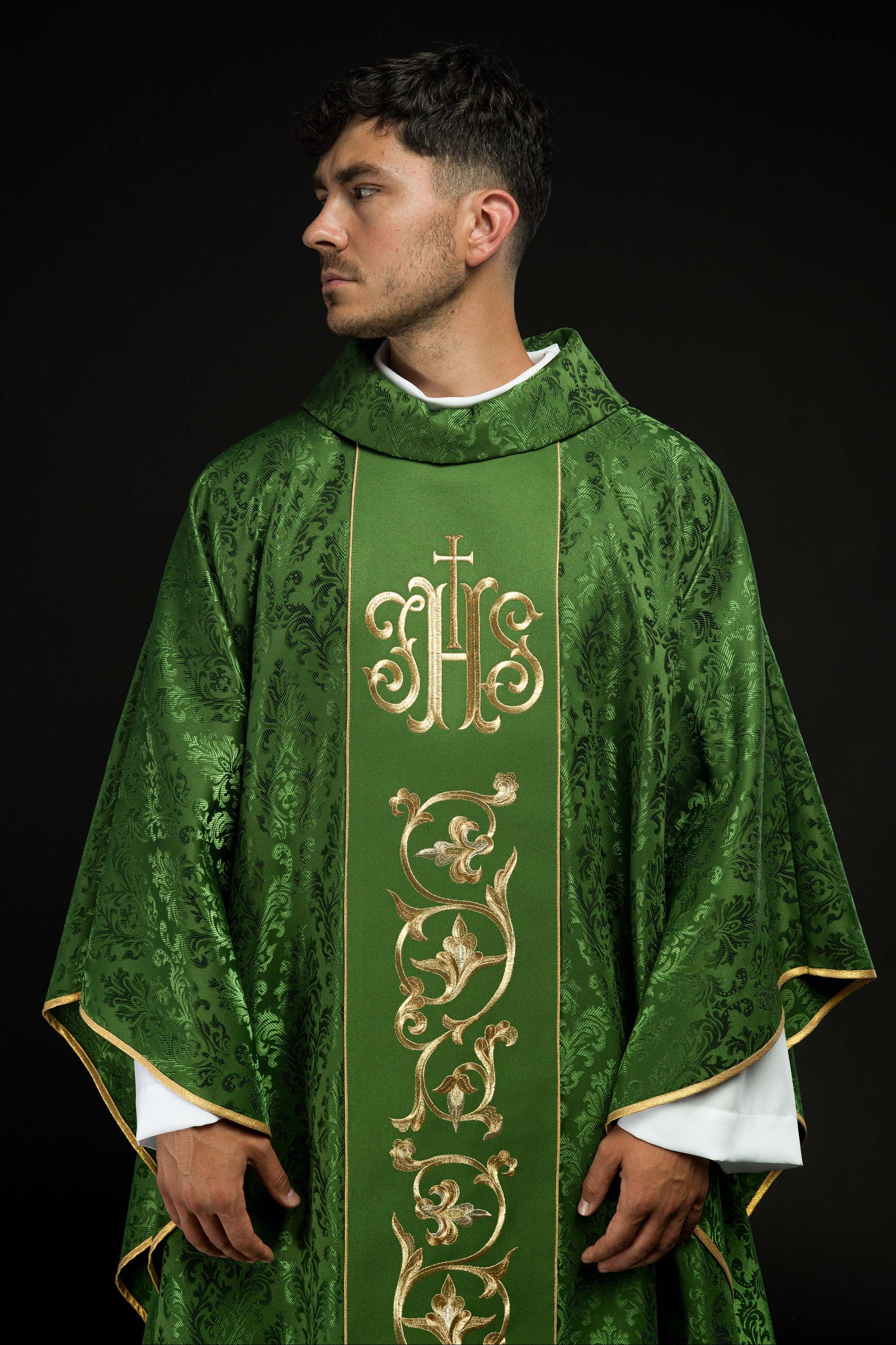 Casula liturgica verde con stolone e ricamo IHS riccamente decorata