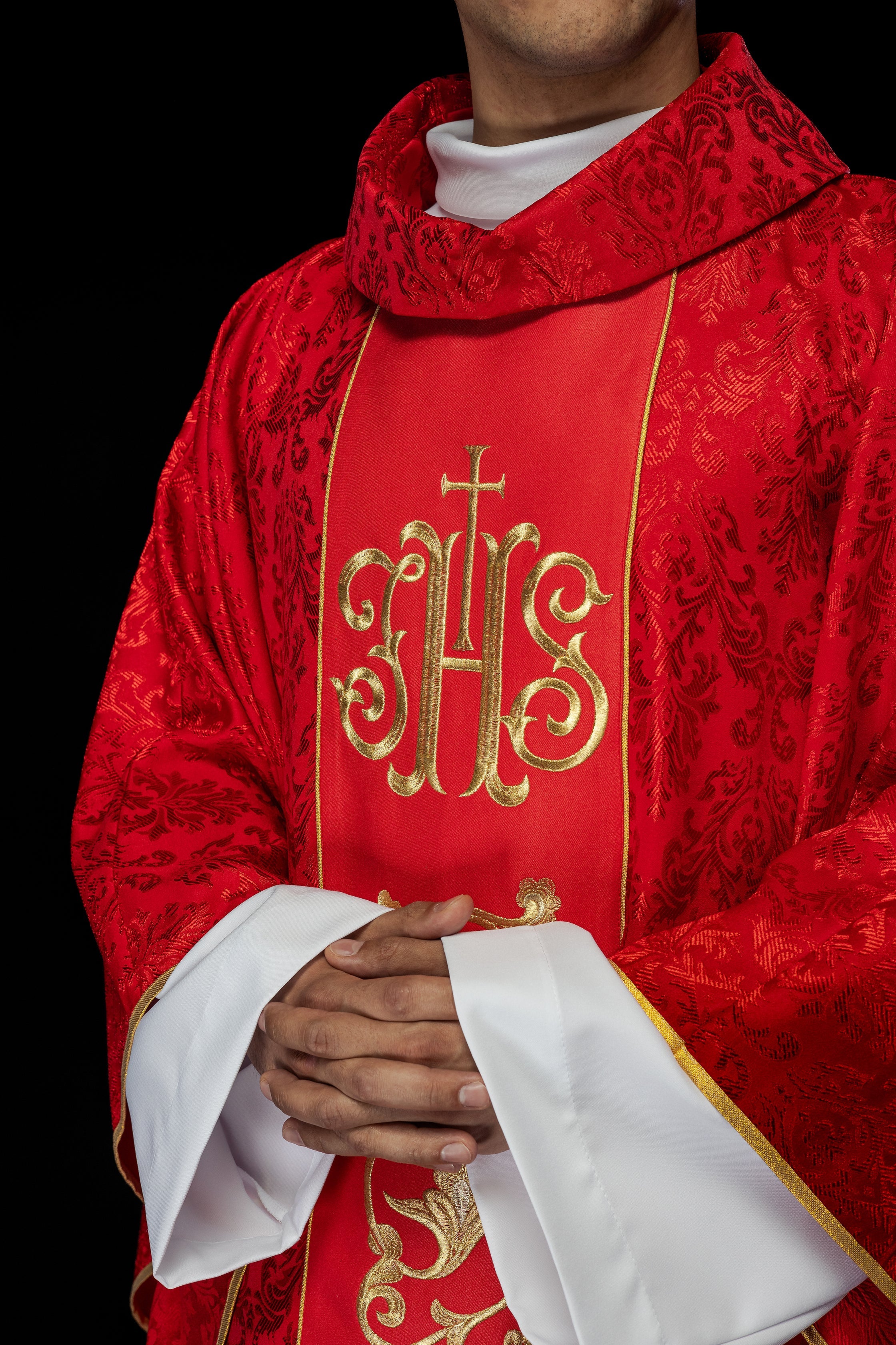 Casula liturgica rossa con cintura IHS riccamente decorata