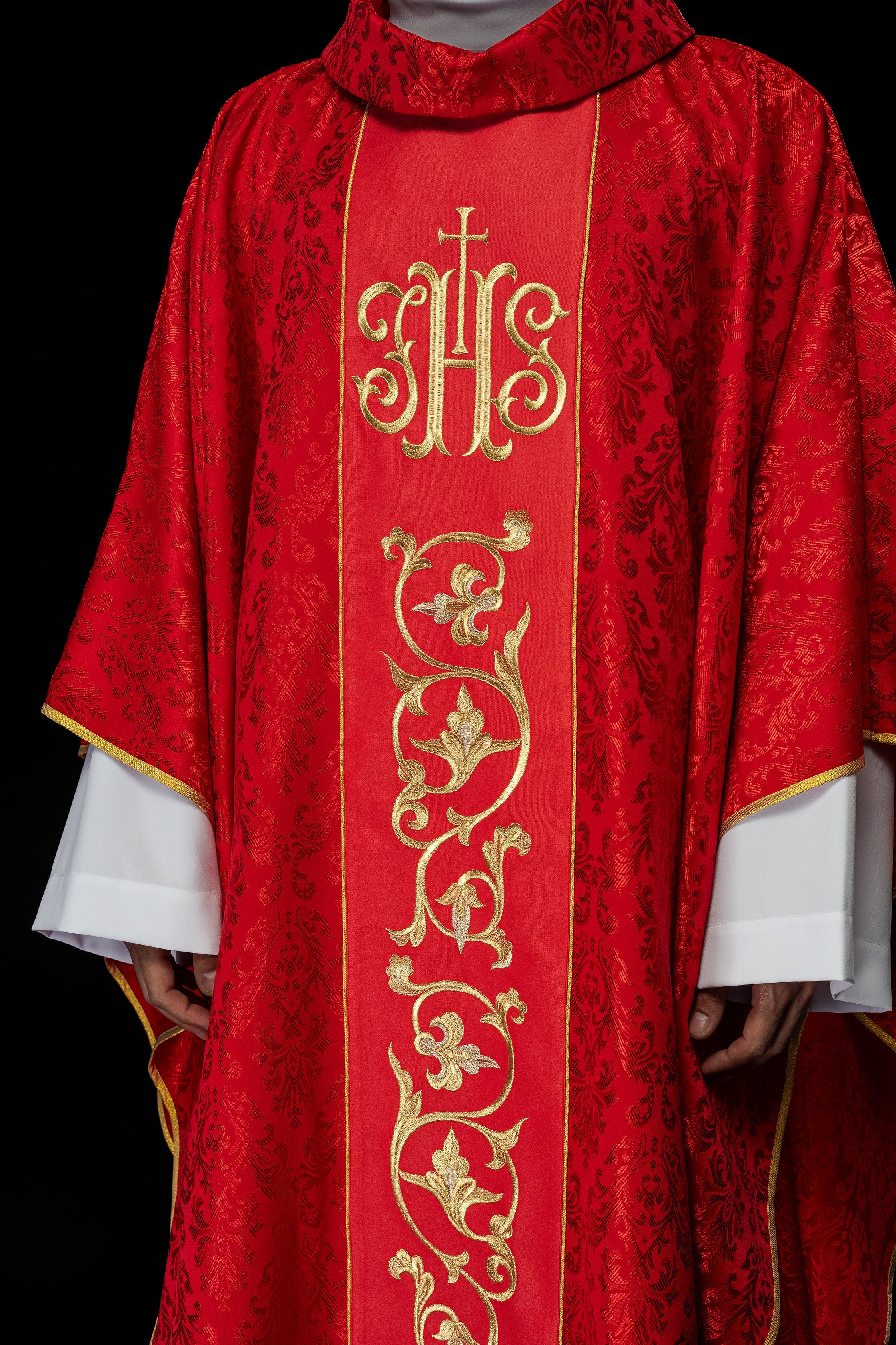 Casula liturgica rossa con cintura IHS riccamente decorata