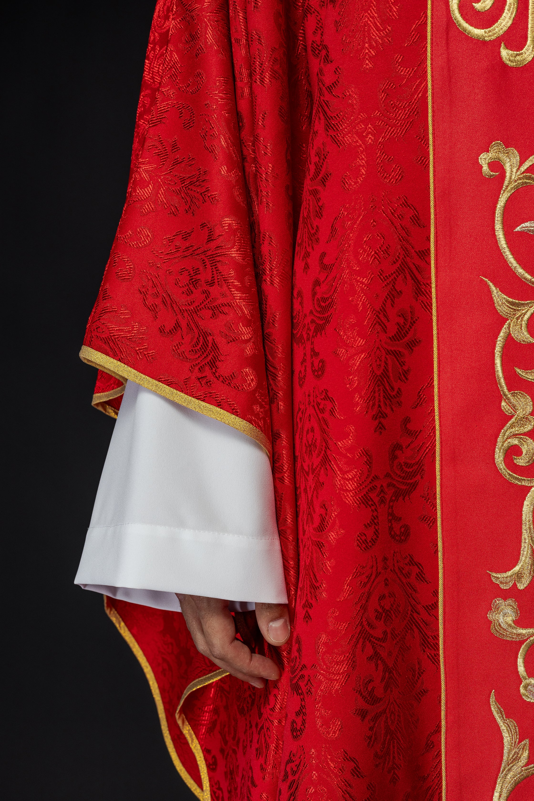 Casula liturgica rossa con cintura IHS riccamente decorata