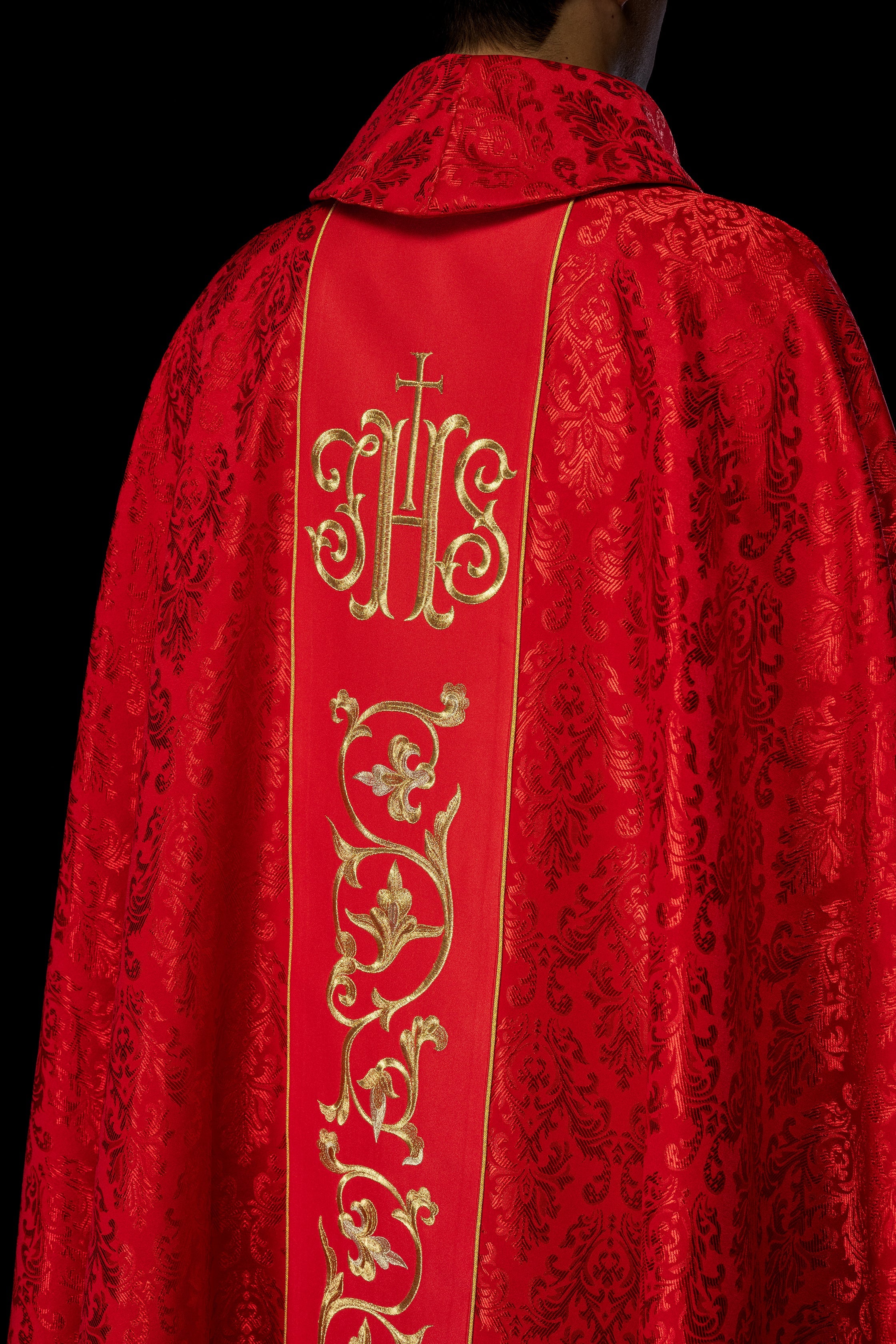 Casula liturgica rossa con cintura IHS riccamente decorata