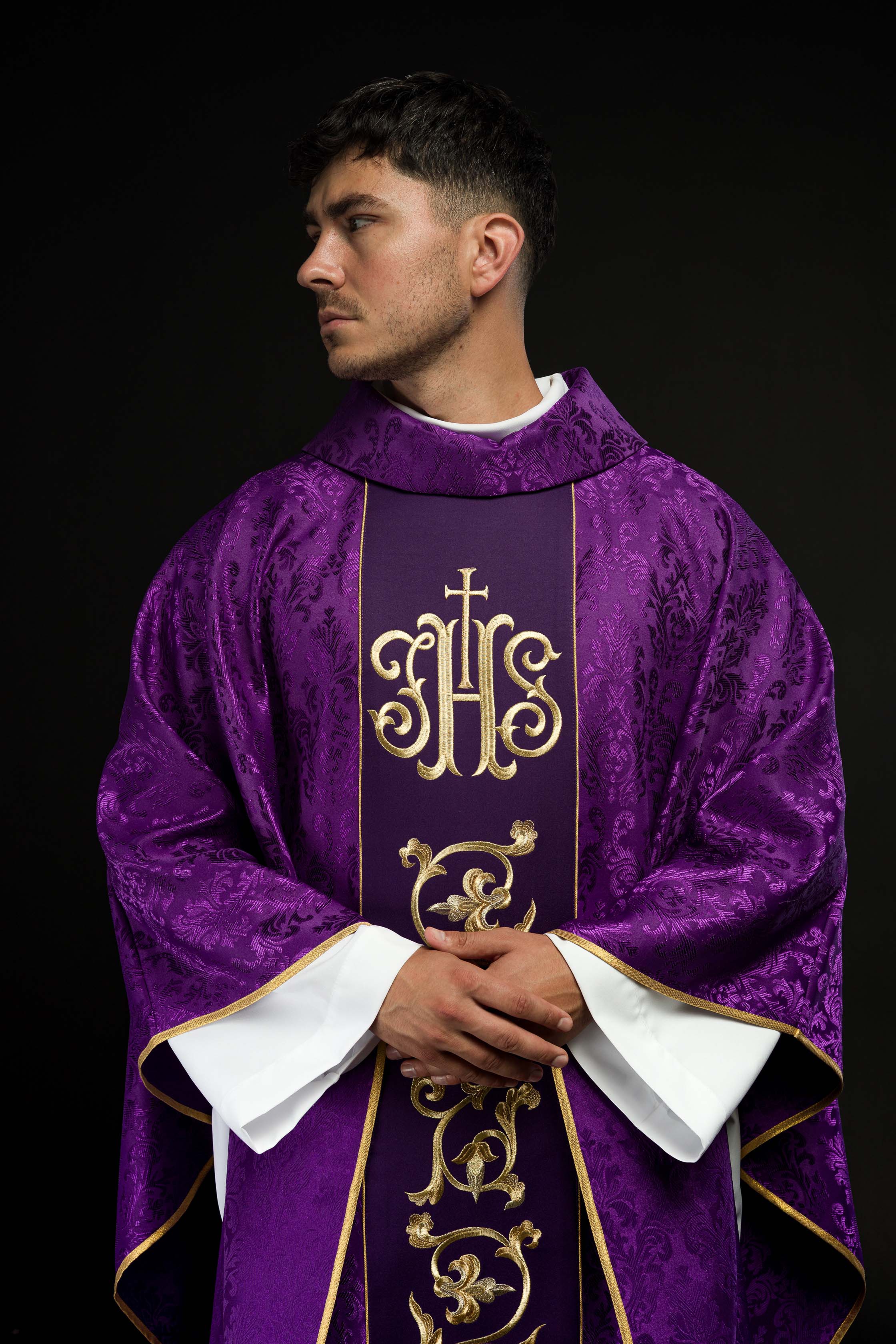 Casula liturgica viola con cintura IHS riccamente decorata