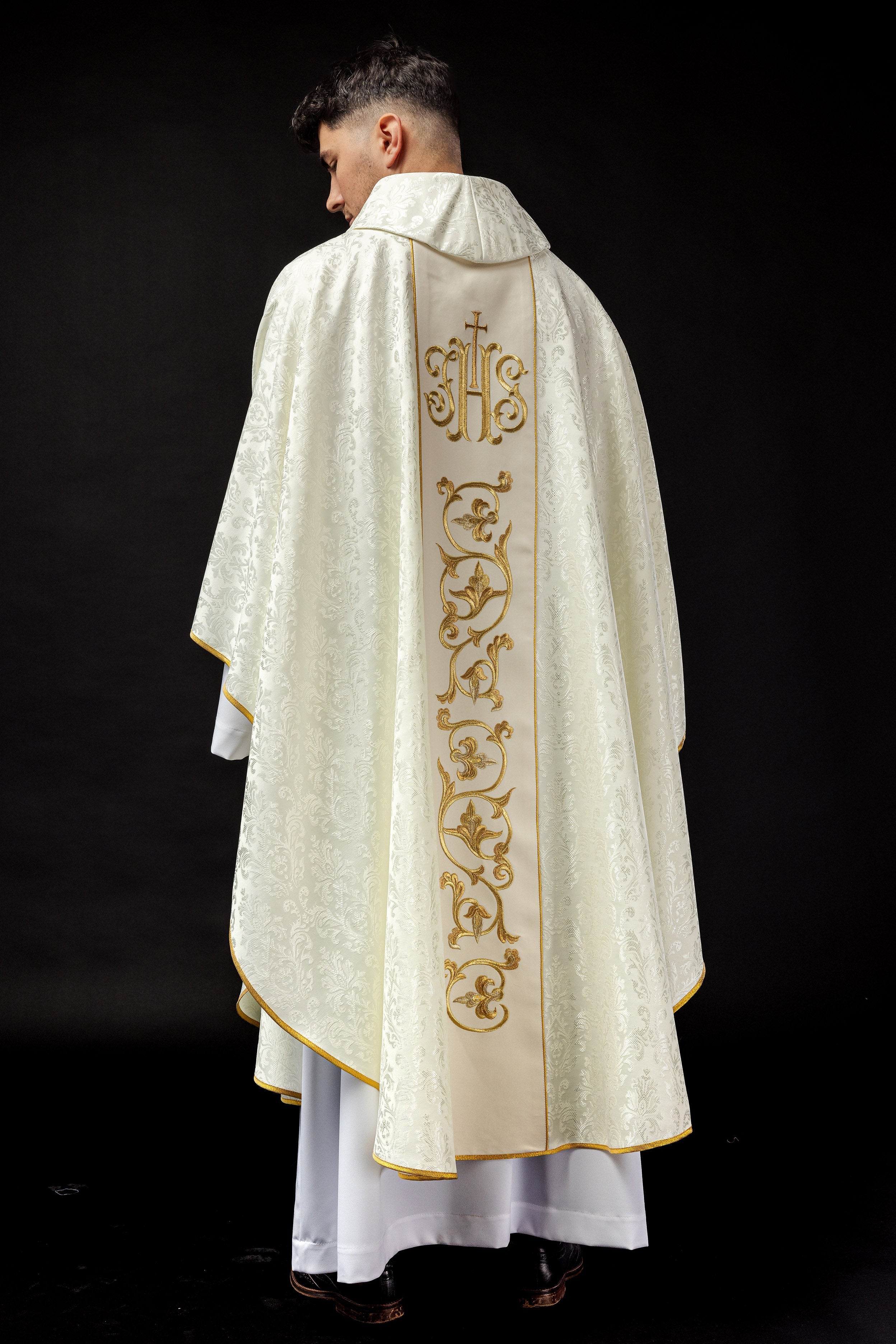 Casula liturgica ecrù con fascia IHS riccamente decorata