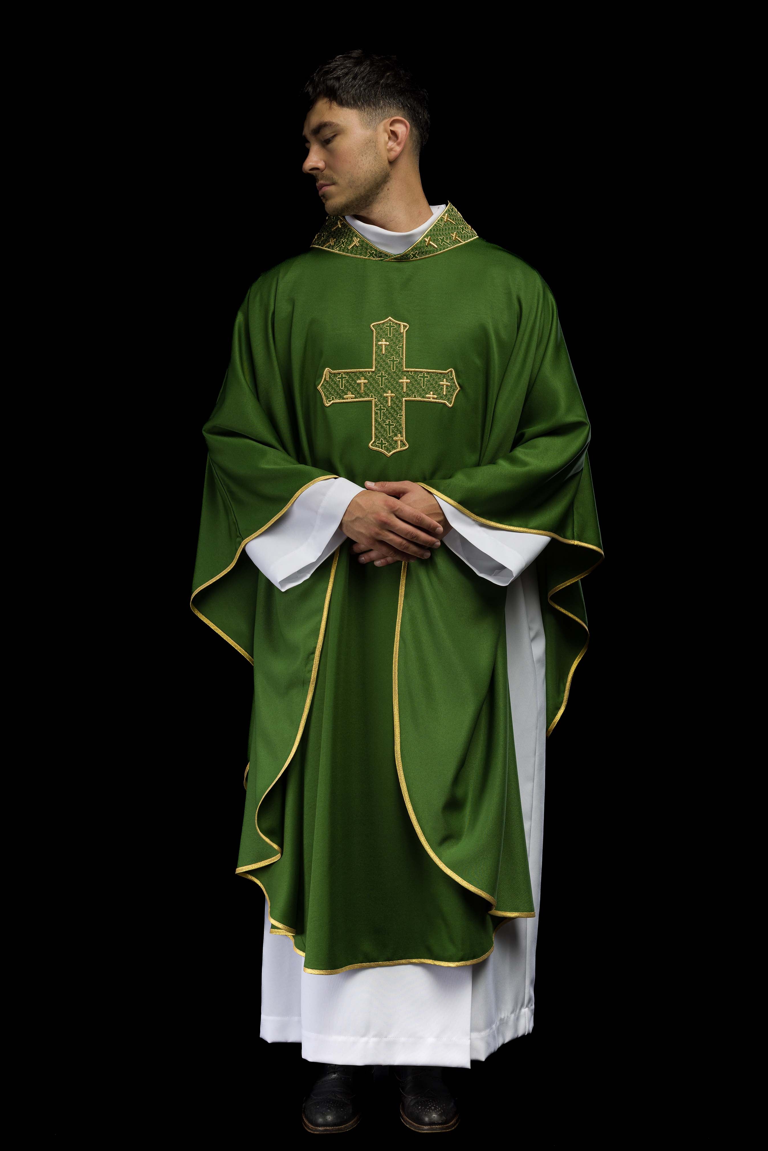 Casula con croce e colletto riccamente ricamati di colore verde