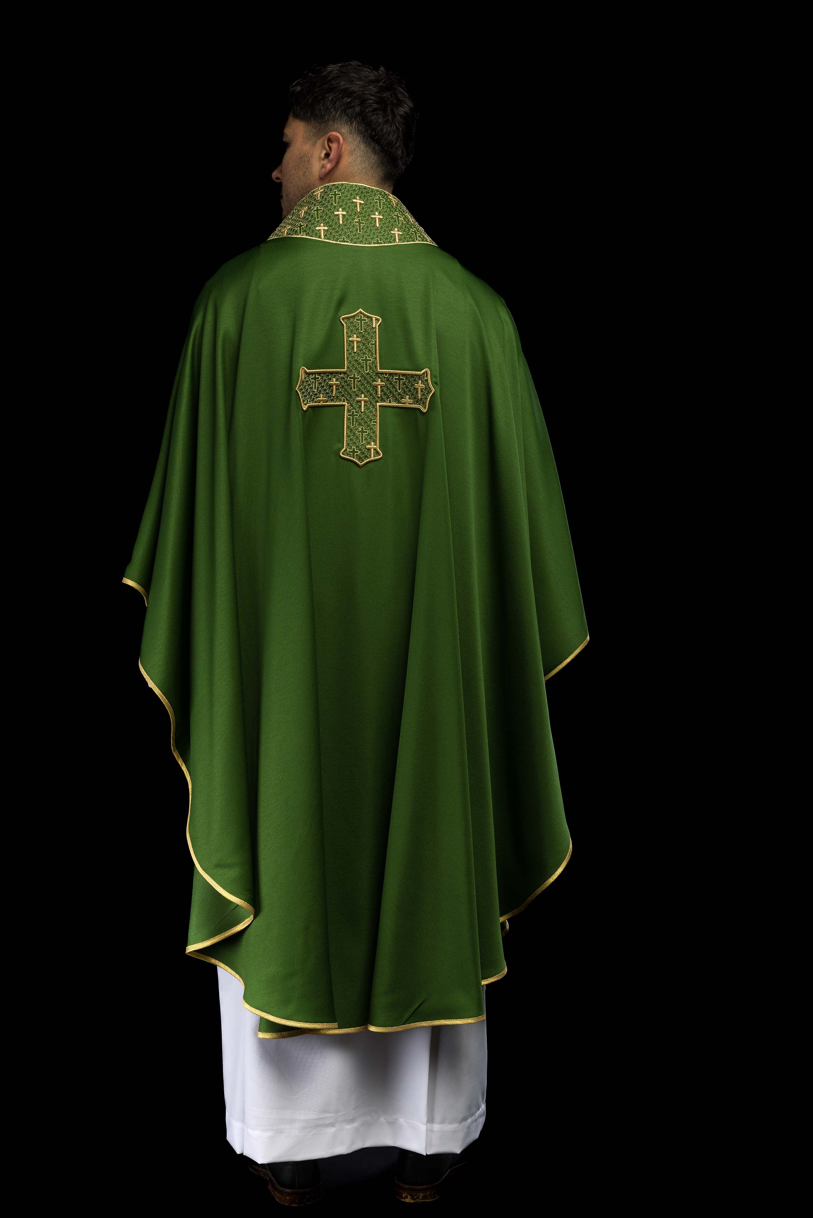 Casula con croce e colletto riccamente ricamati di colore verde