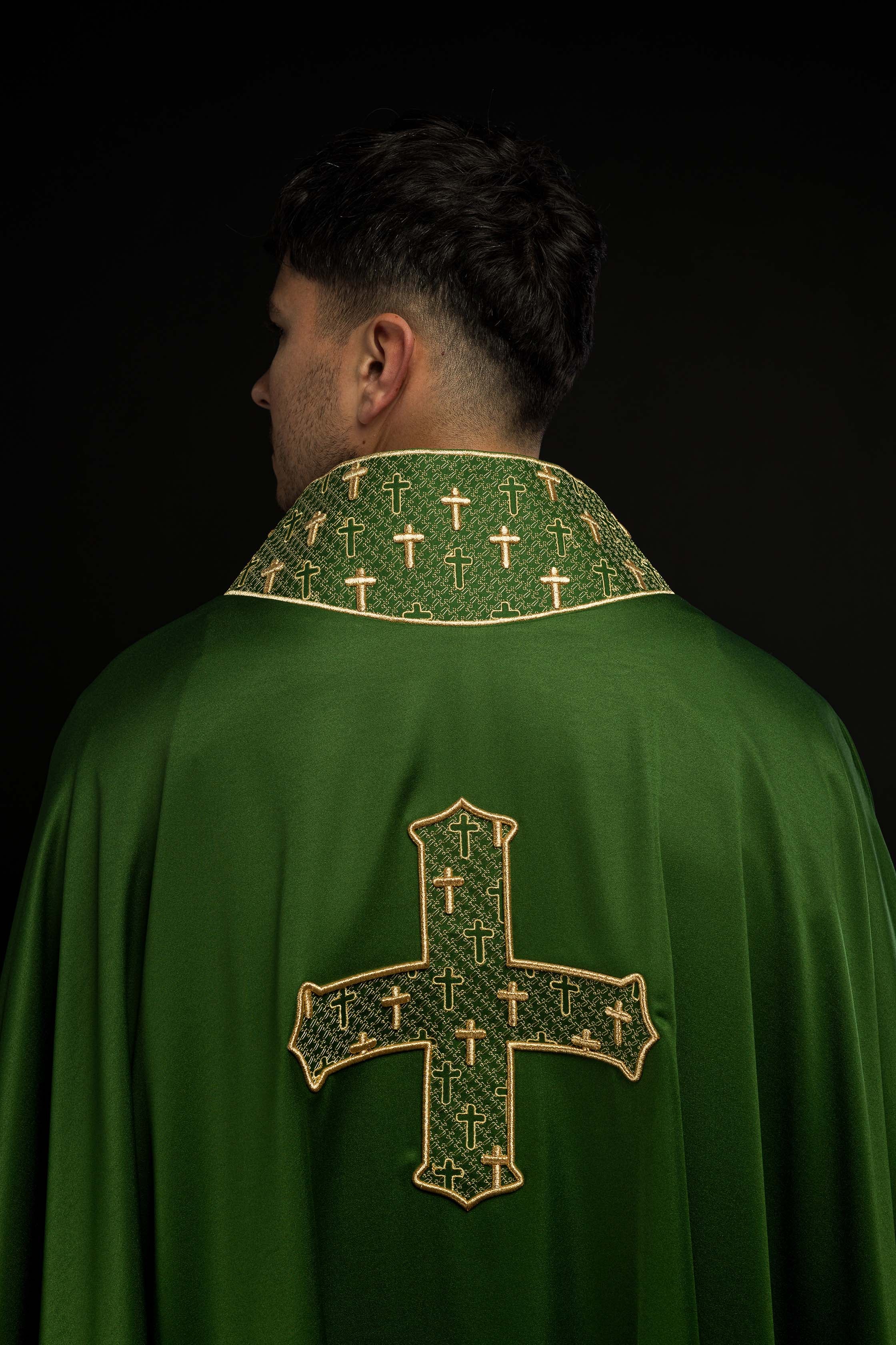 Casula con croce e colletto riccamente ricamati di colore verde