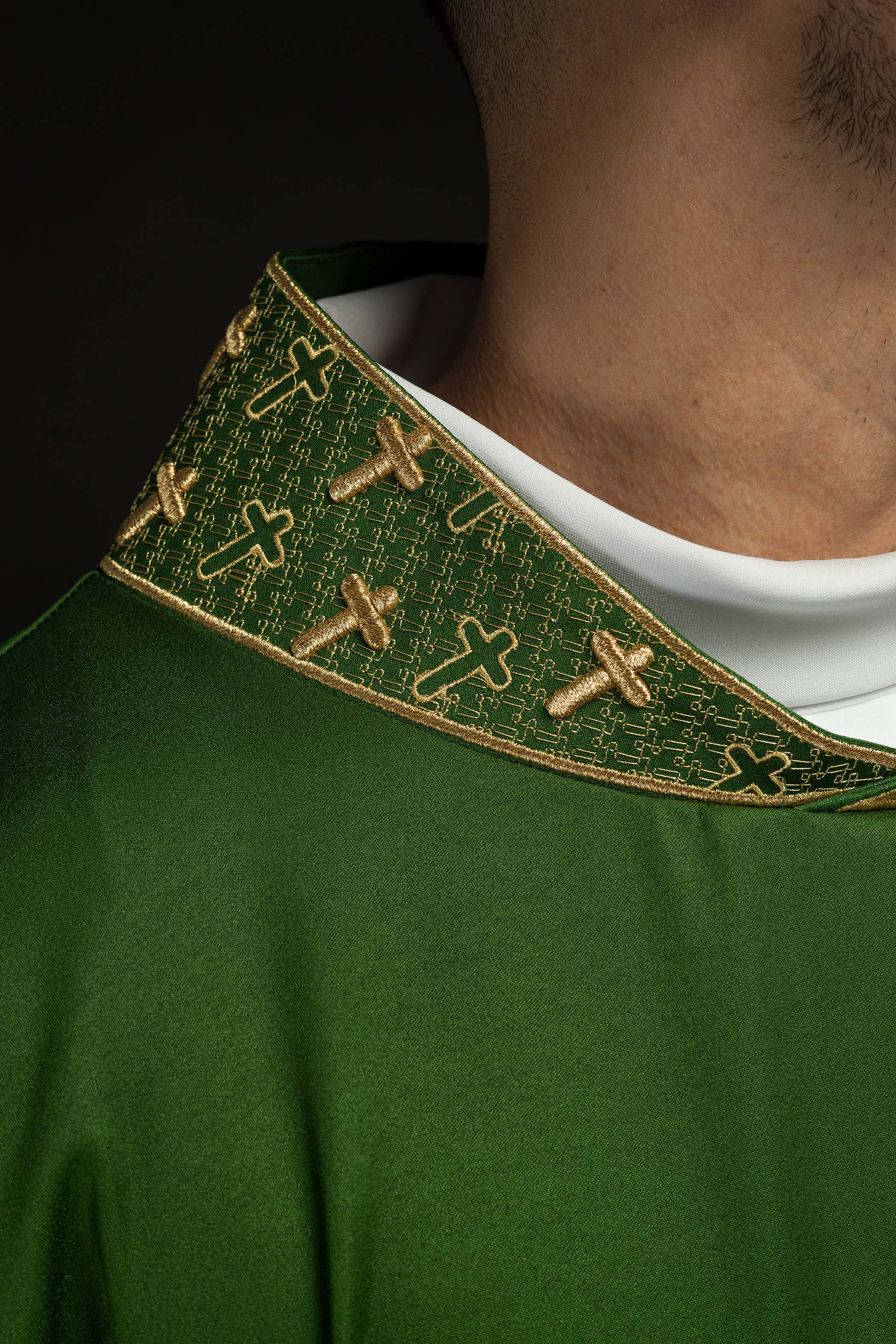 Casula con croce e colletto riccamente ricamati di colore verde