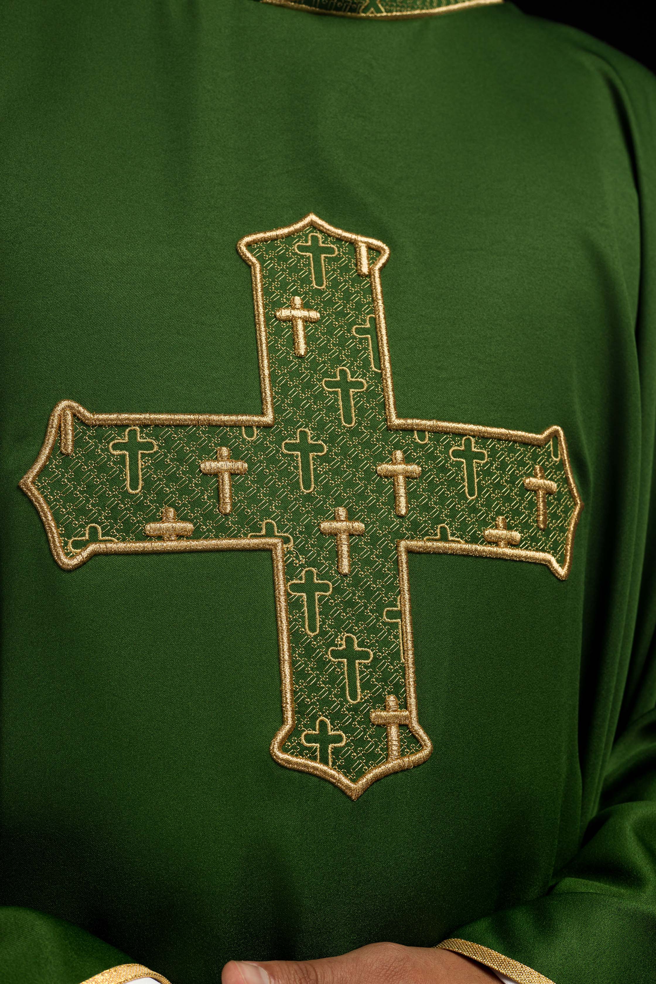 Casula con croce e colletto riccamente ricamati di colore verde