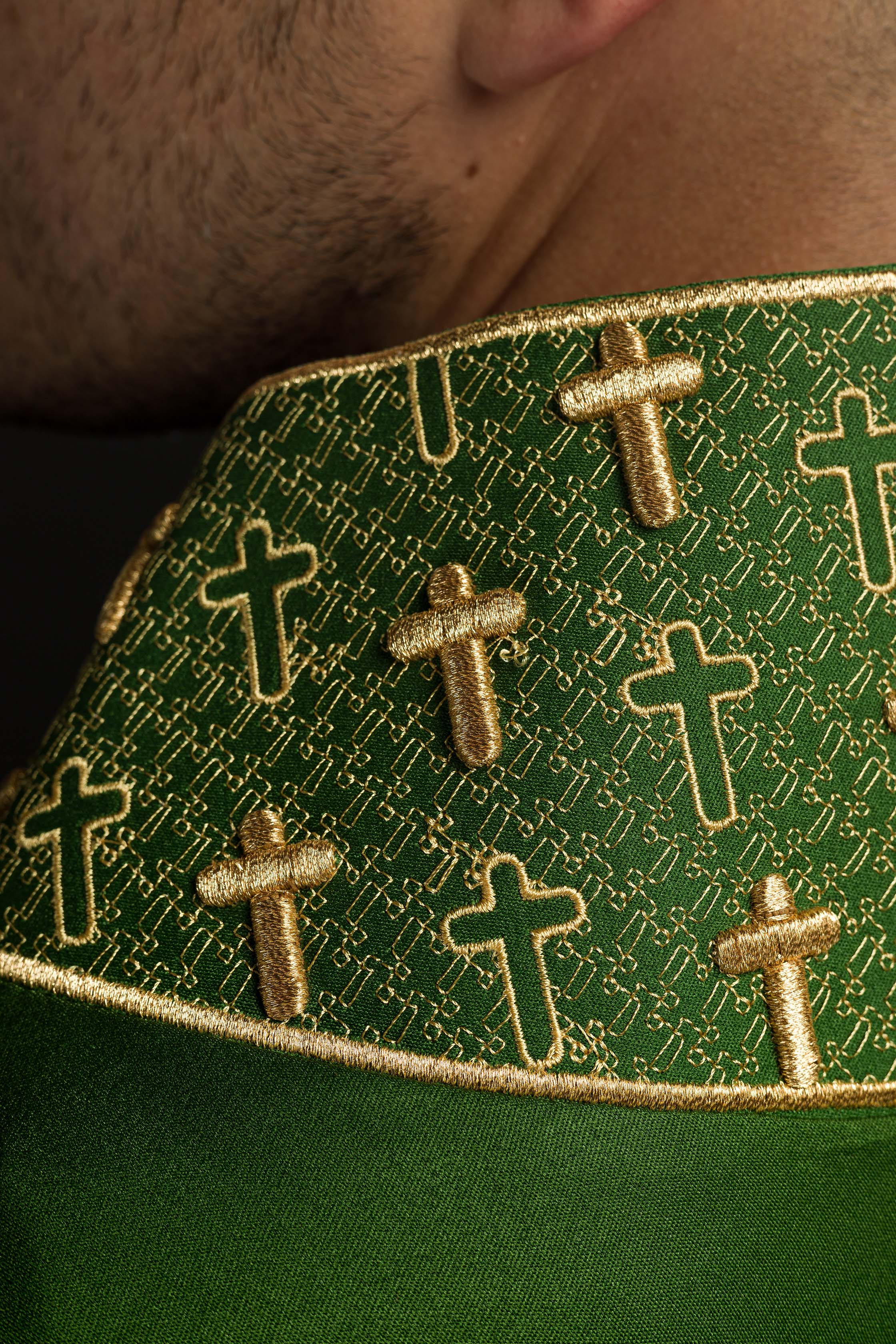 Casula con croce e colletto riccamente ricamati di colore verde
