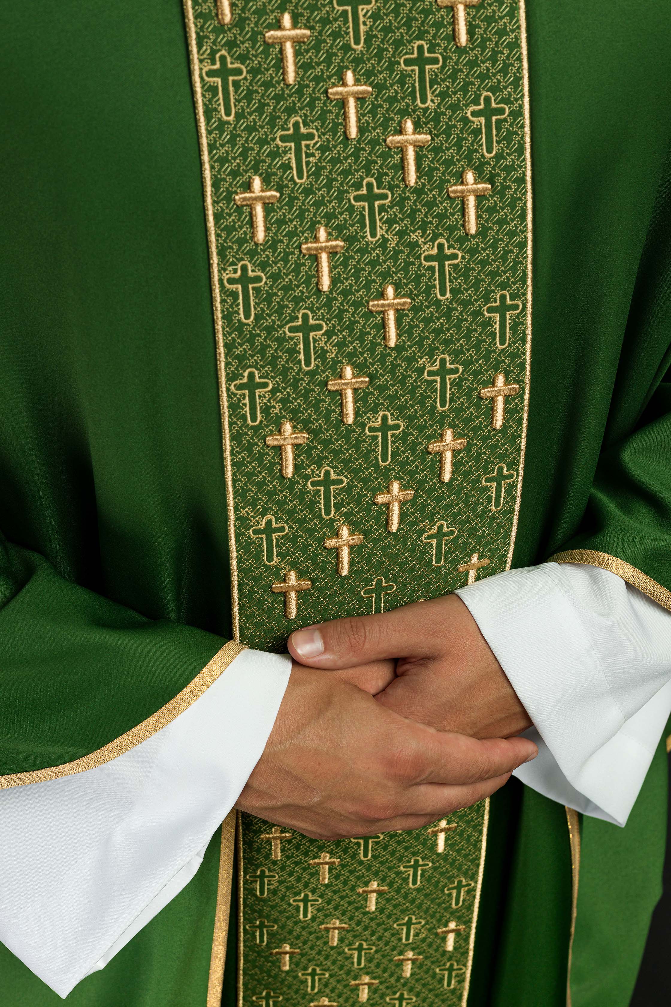 Casula con cintura riccamente ricamata a croci di colore verde