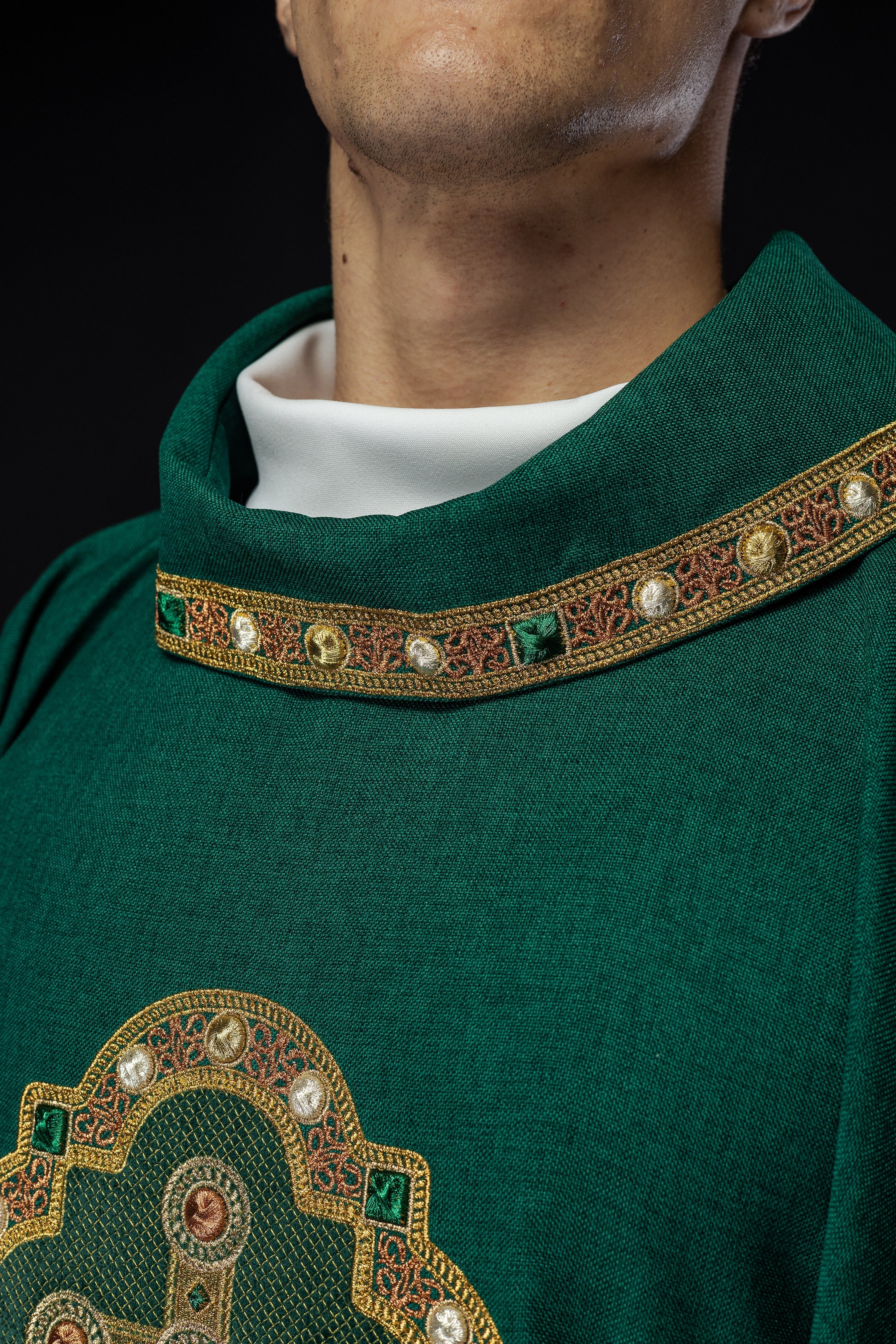 Casula di colore verde con bordino ricamato sul colletto e intorno al ricamo della croce