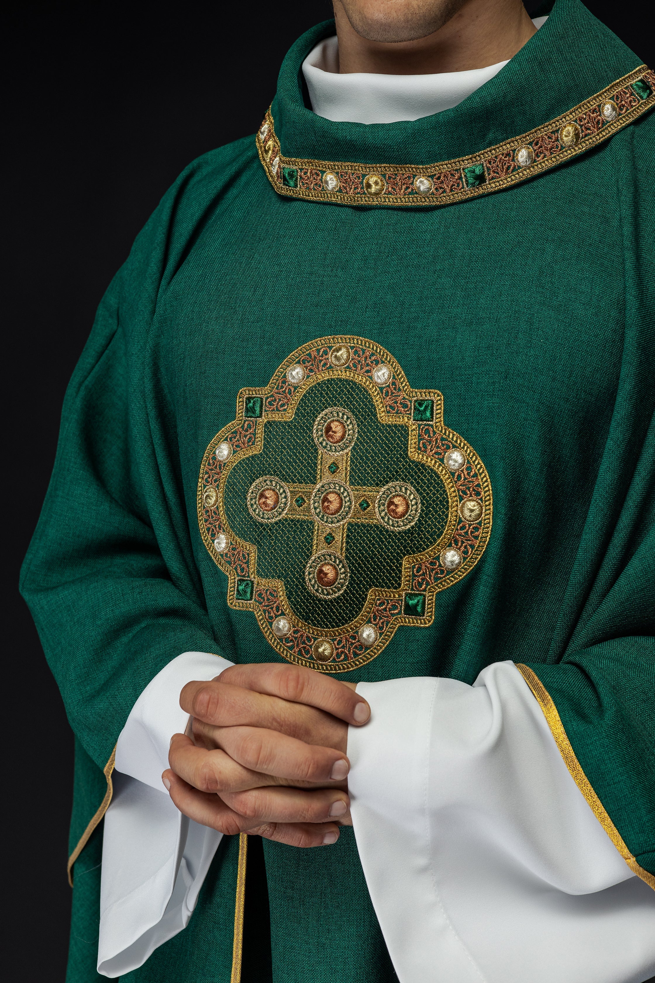 Casula di colore verde con bordino ricamato sul colletto e intorno al ricamo della croce