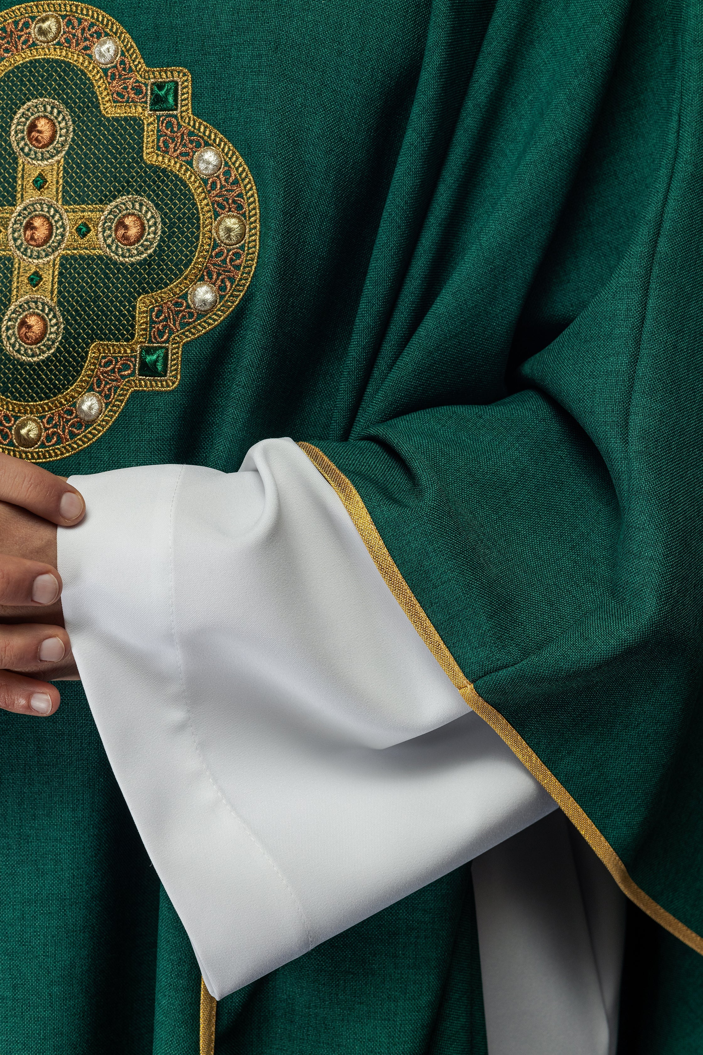 Casula di colore verde con bordino ricamato sul colletto e intorno al ricamo della croce