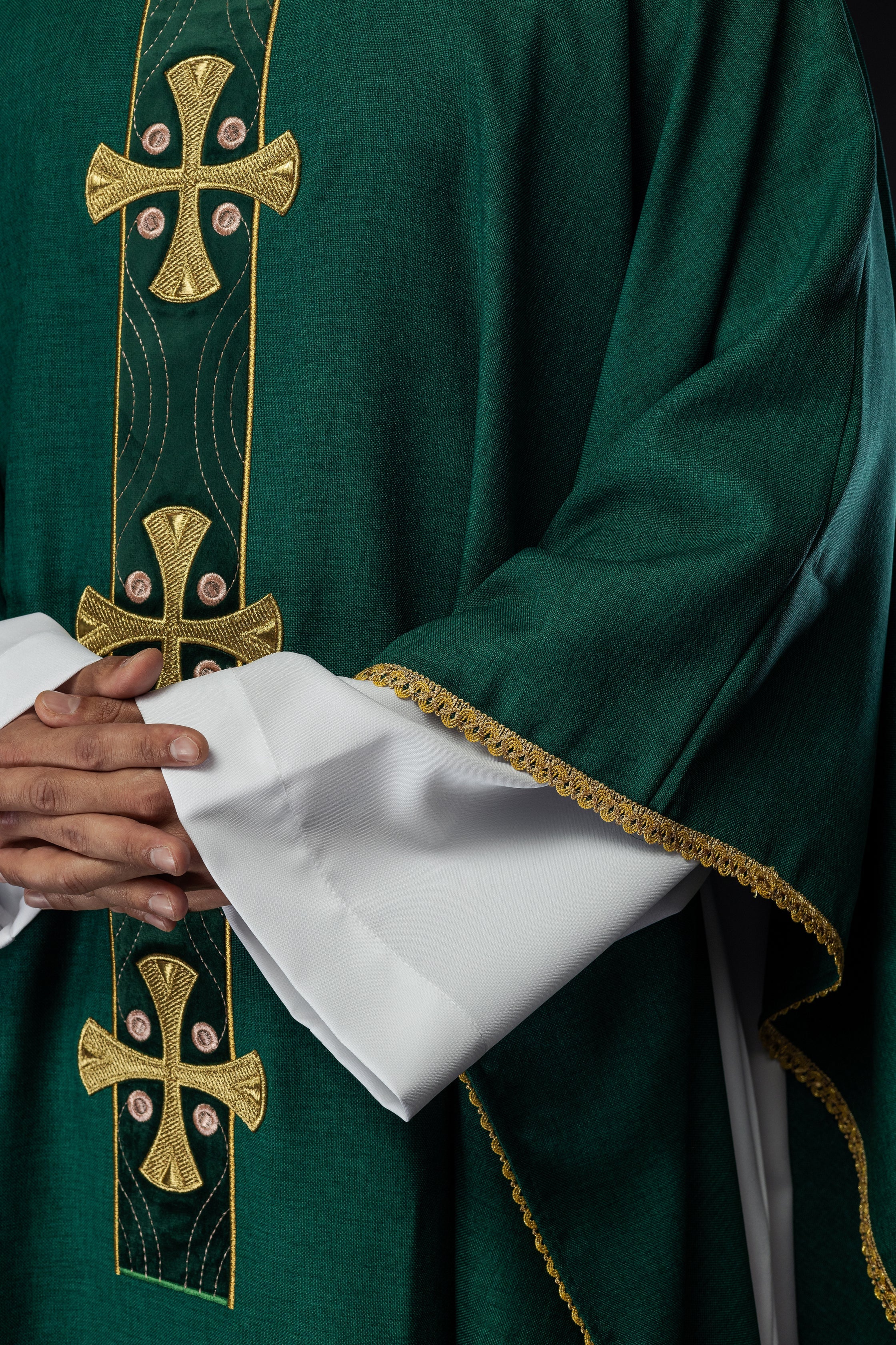 Casula con croci ricamate in oro e profili sul colletto in verde