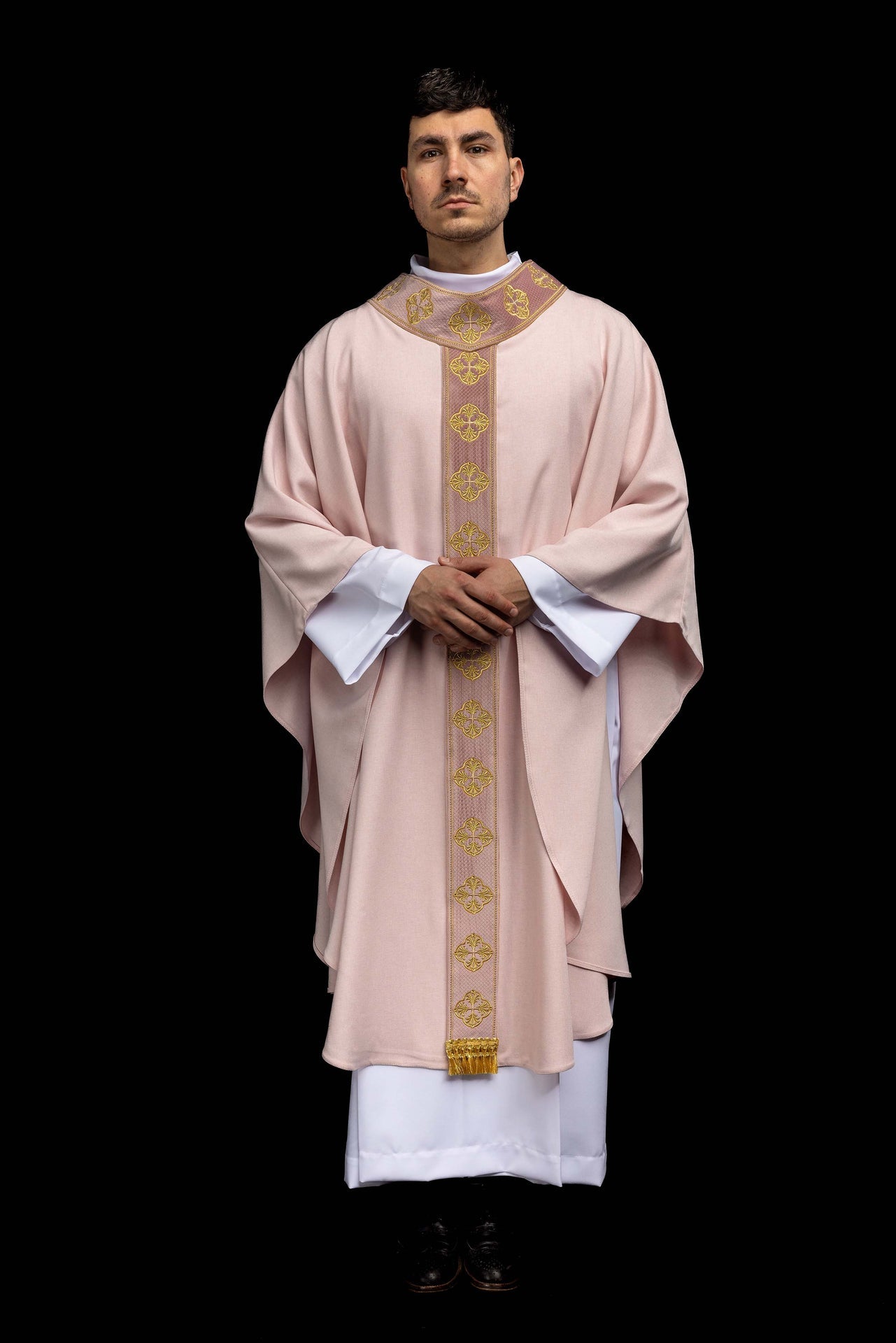 Ornat w kolorze różowy z haftowanym pasem i kołnierzem w krzyże - ORNATY.PL