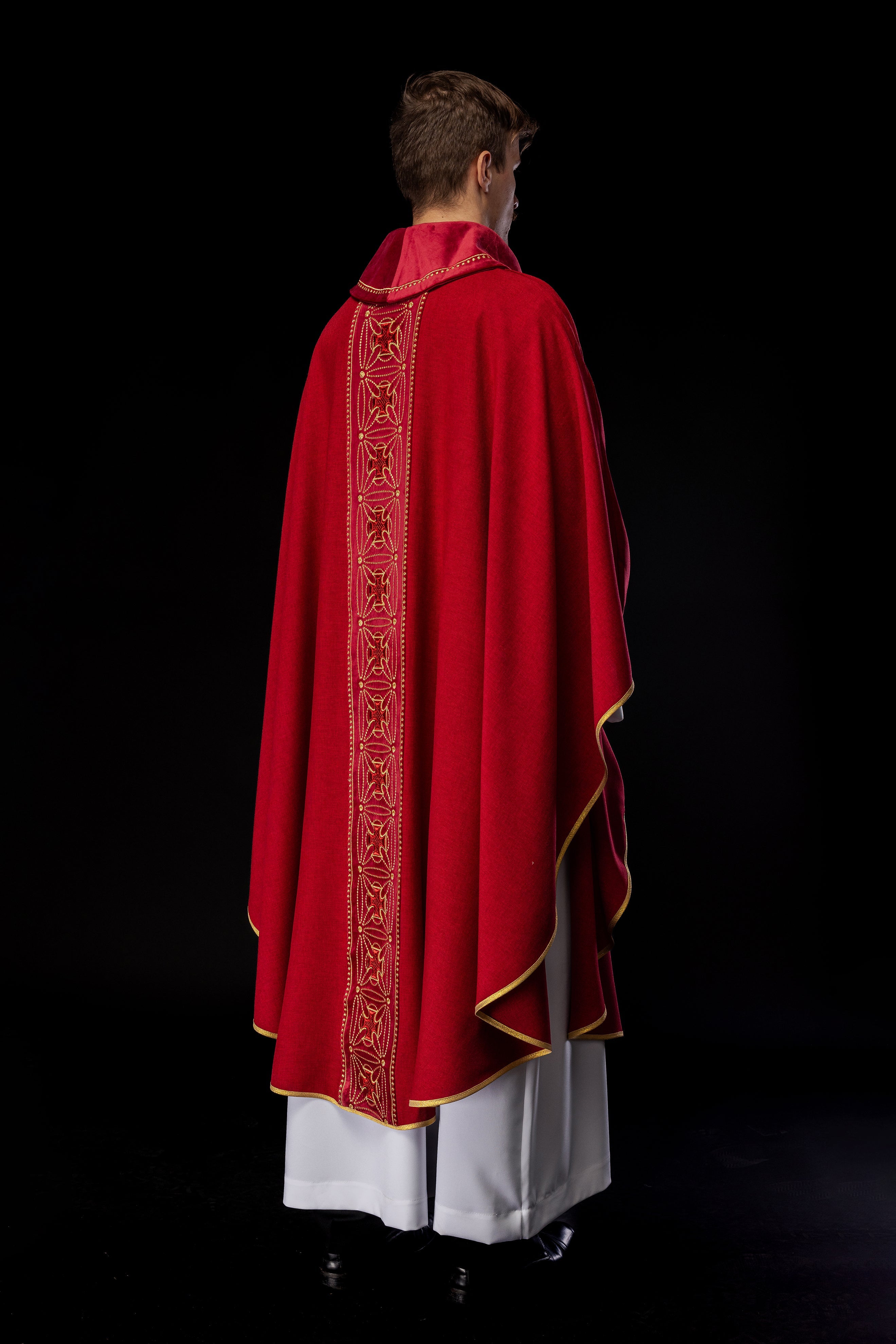 Casula liturgica con cintura riccamente decorata con croci di colore rosso