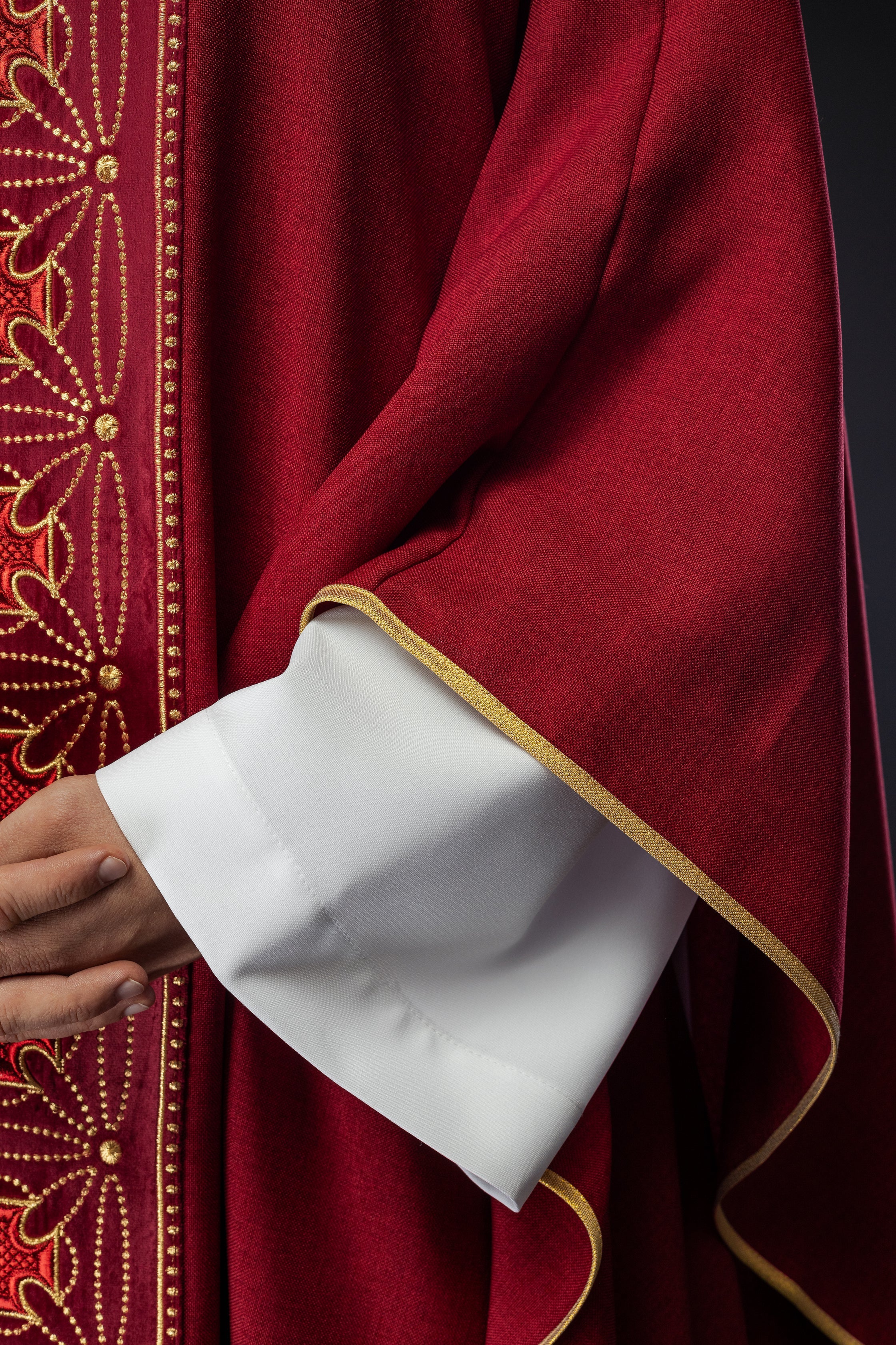 Casula liturgica con cintura riccamente decorata con croci di colore rosso