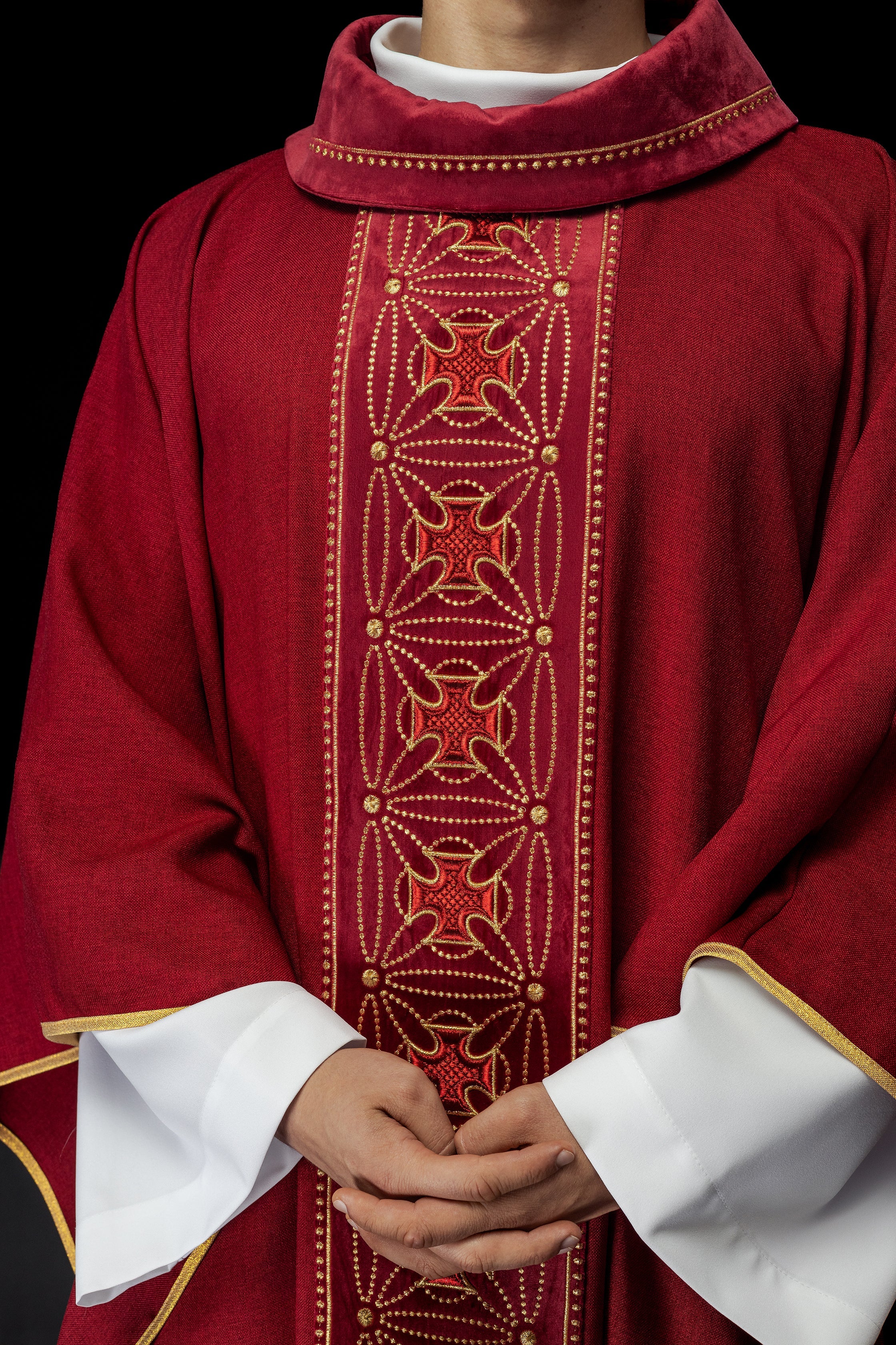 Casula liturgica con cintura riccamente decorata con croci di colore rosso