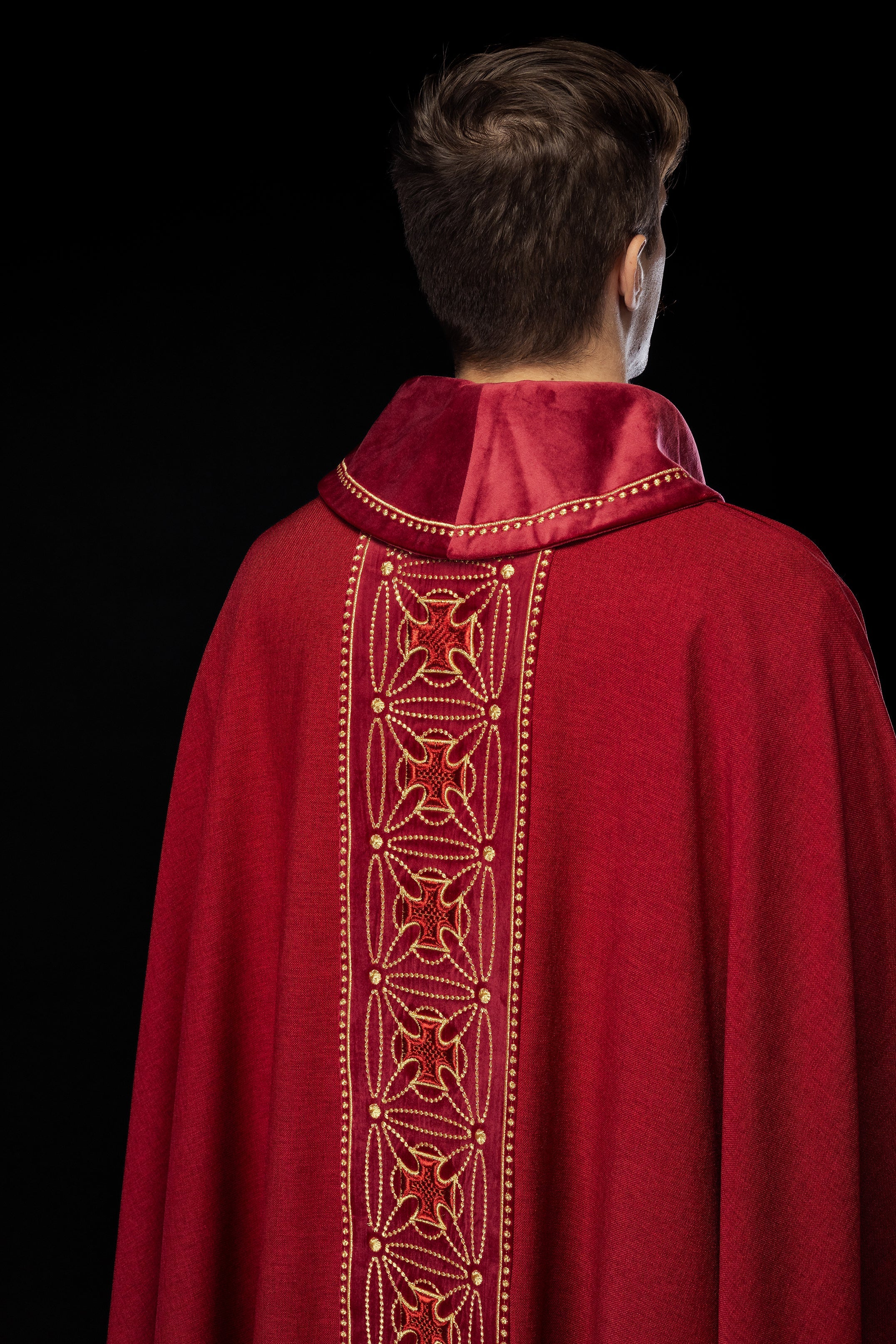 Casula liturgica con cintura riccamente decorata con croci di colore rosso