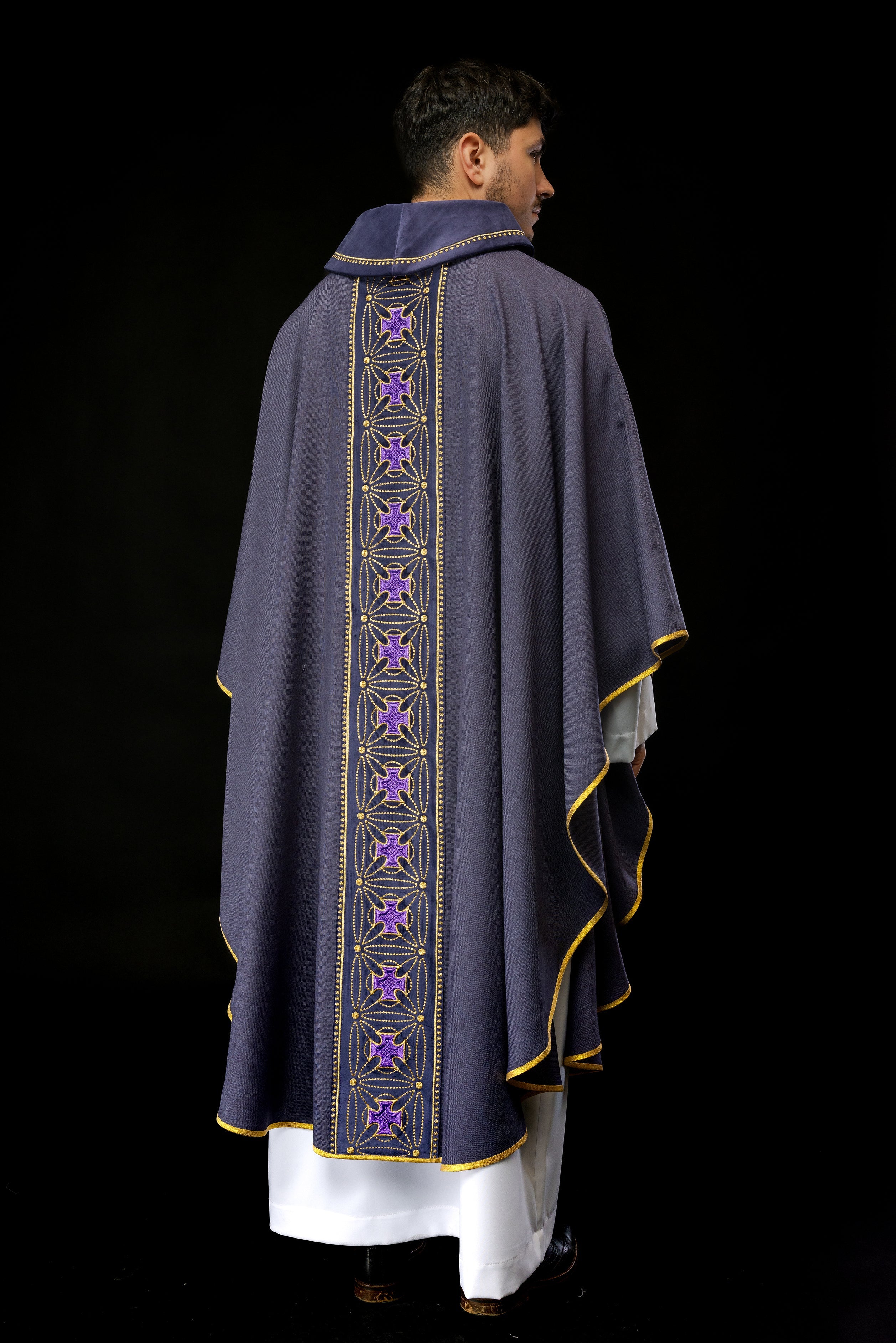 Casula liturgica con fascia riccamente decorata di croci viola