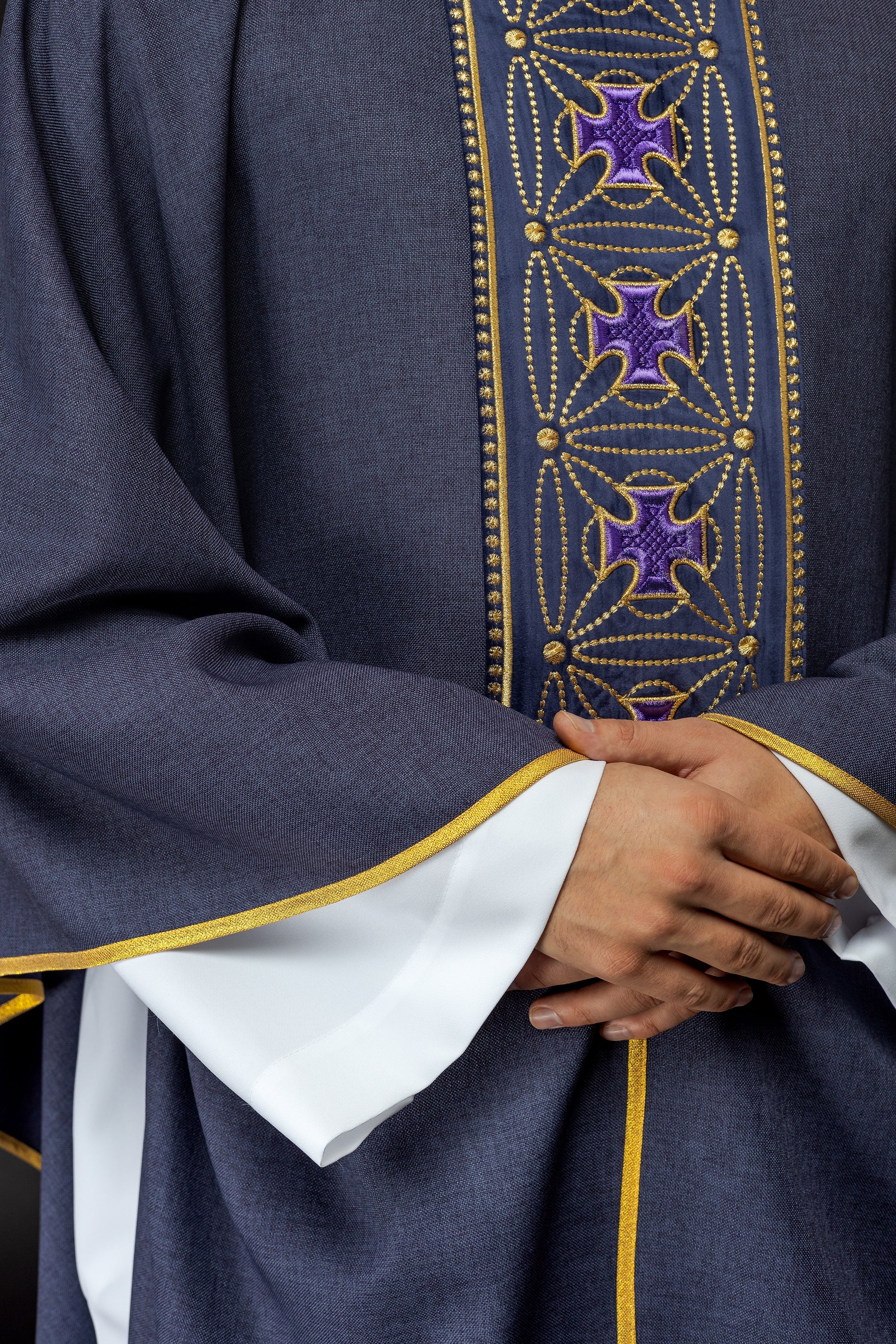 Casula liturgica con fascia riccamente decorata di croci viola