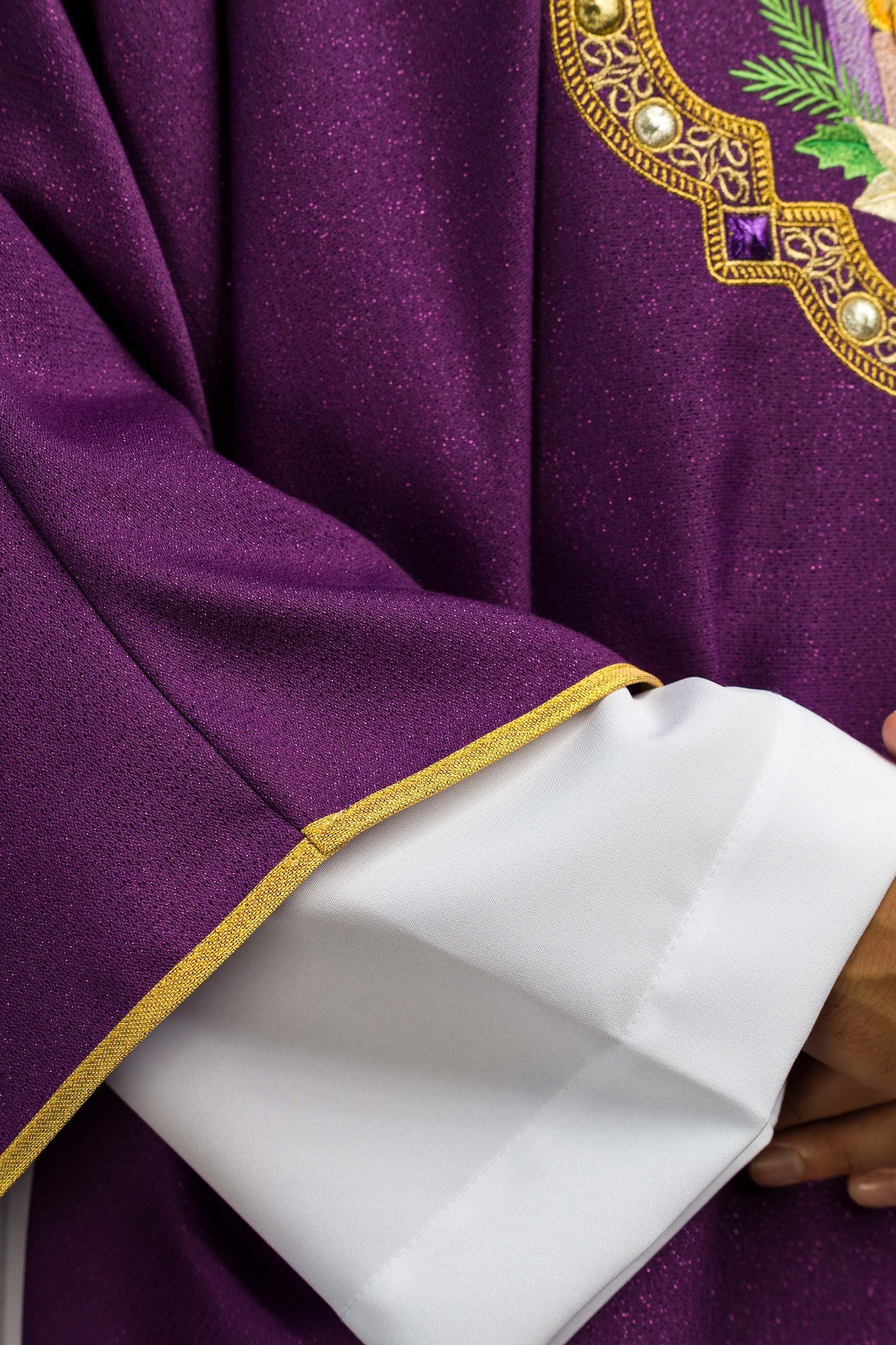 Casula ricamata per l’Avvento, realizzata in tessuto lucente