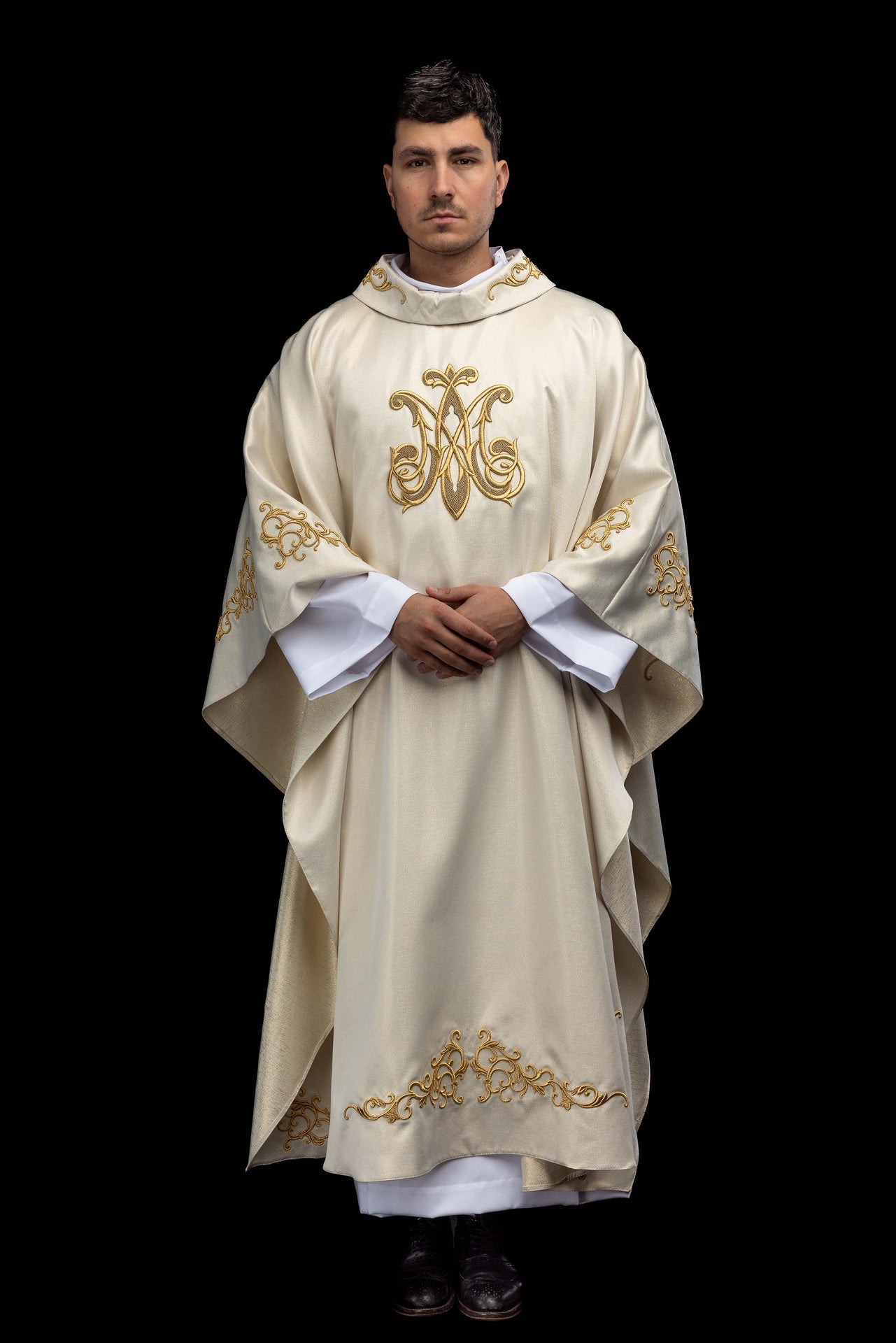 Casula liturgica con simbolo mariano ricamato