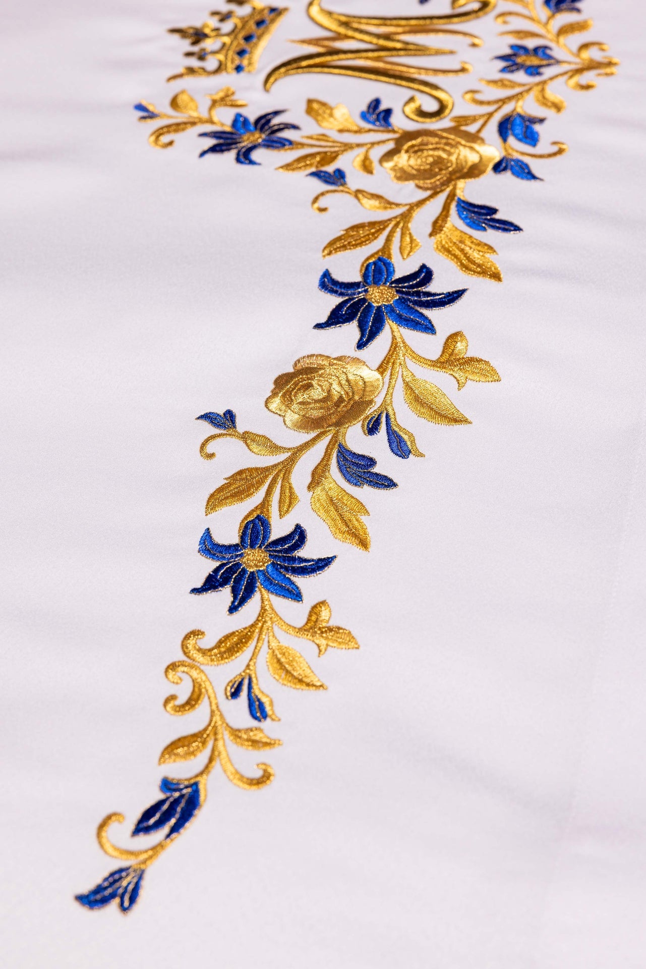 Tovaglia d’altare con simbolo mariano ricamato