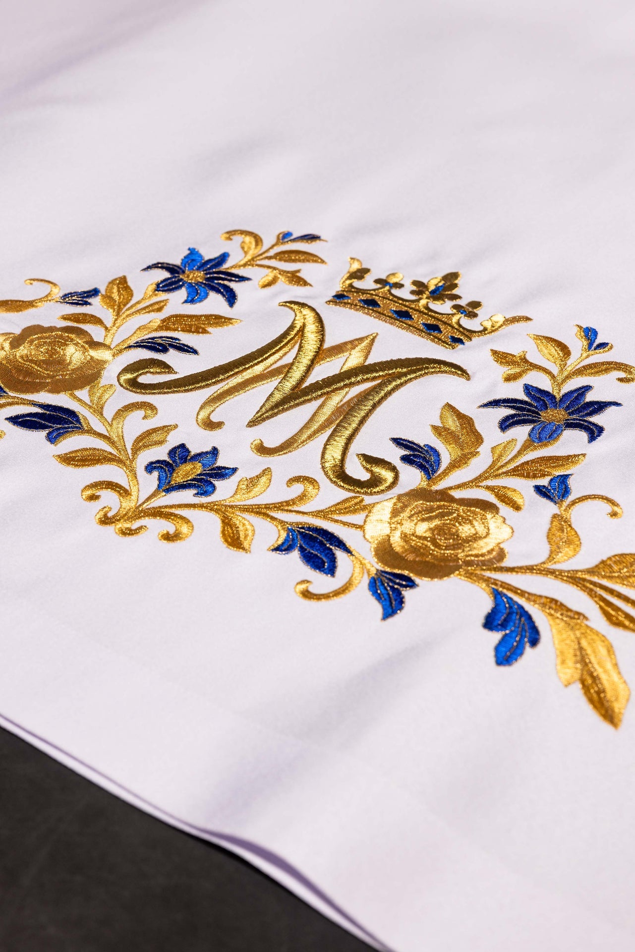 Tovaglia d’altare con simbolo mariano ricamato