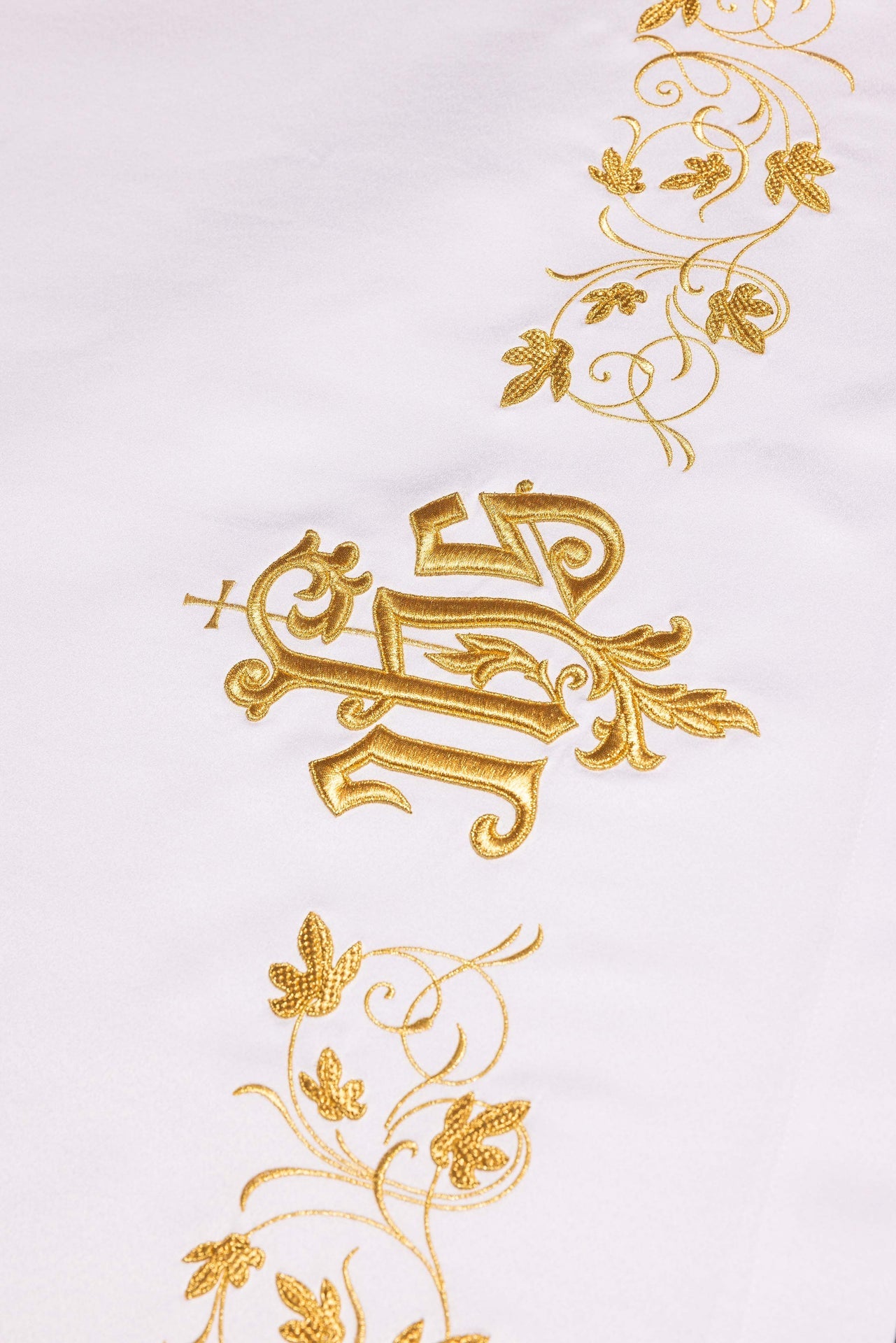 Tovaglia d’altare con simbolo IHS ricamato