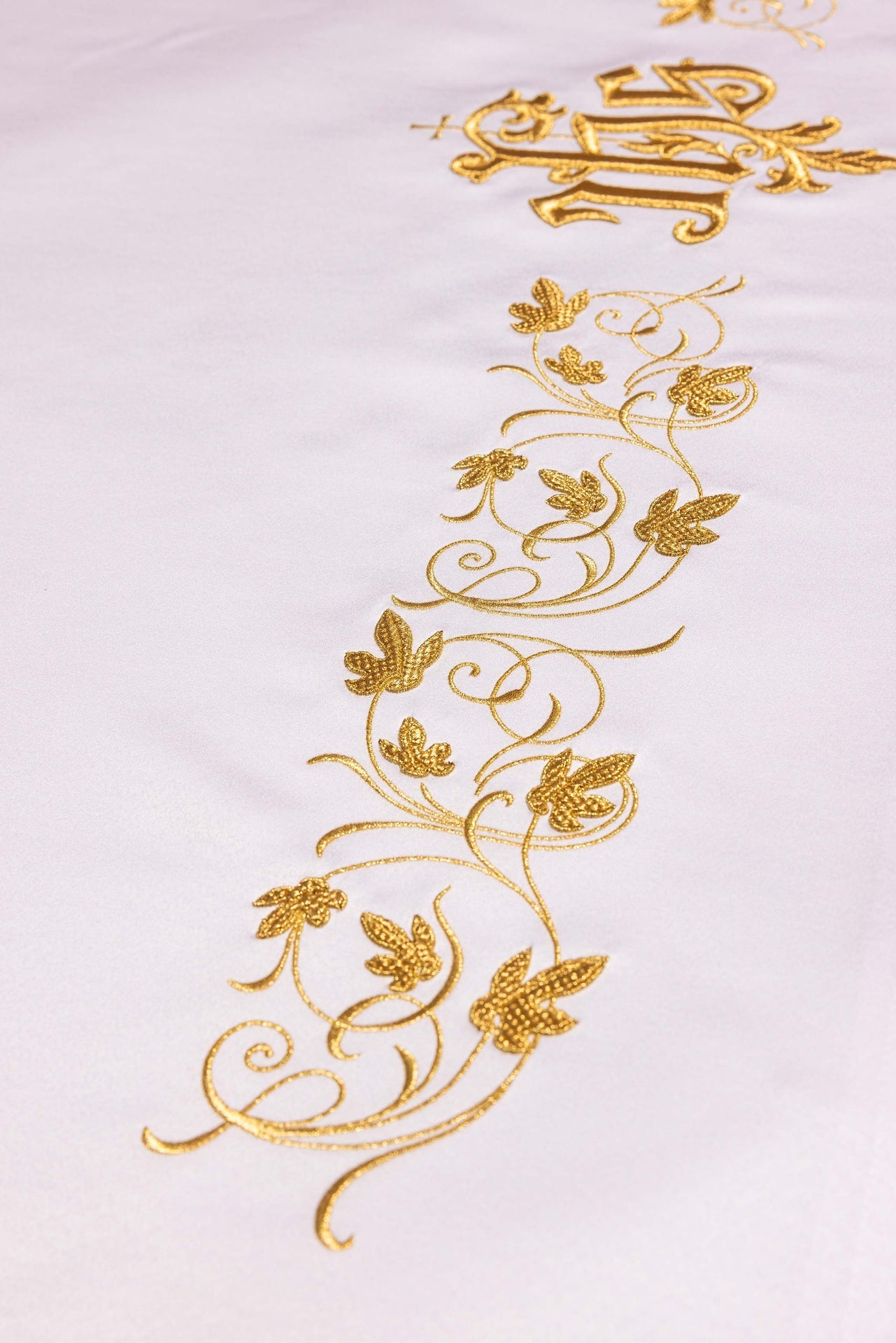 Tovaglia d’altare con simbolo IHS ricamato