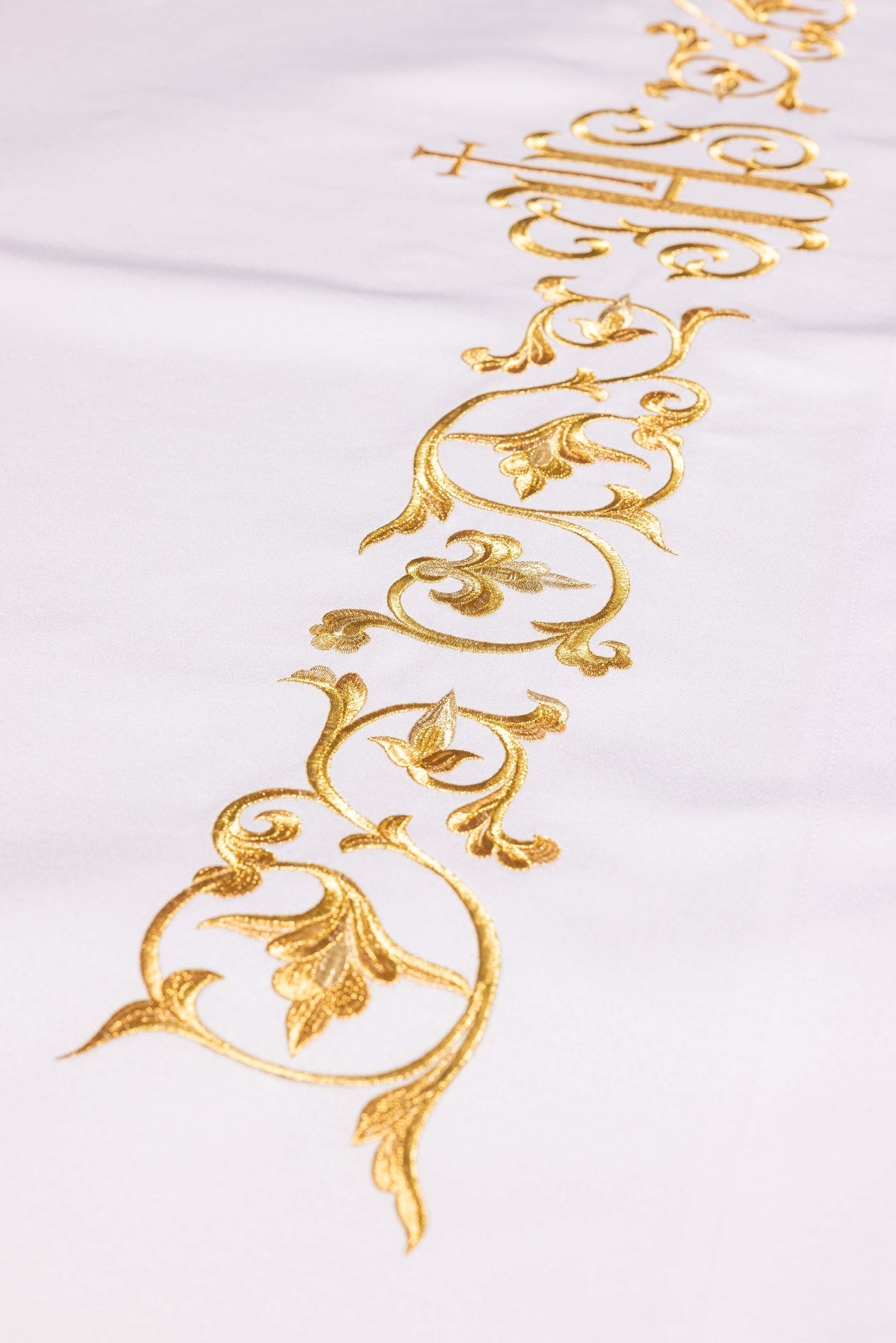 Tovaglia d’altare con simbolo IHS ricamato