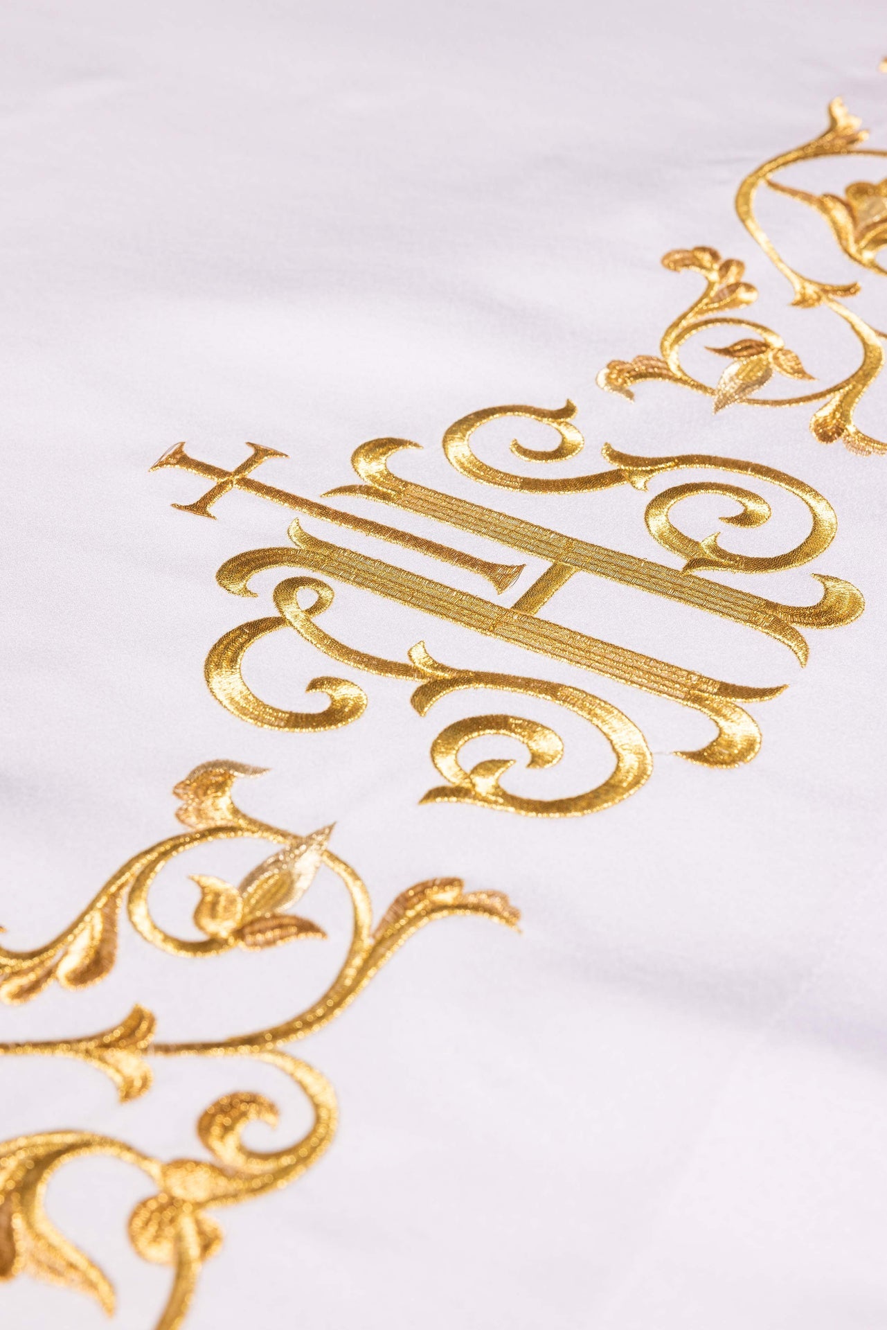 Tovaglia d’altare con simbolo IHS ricamato