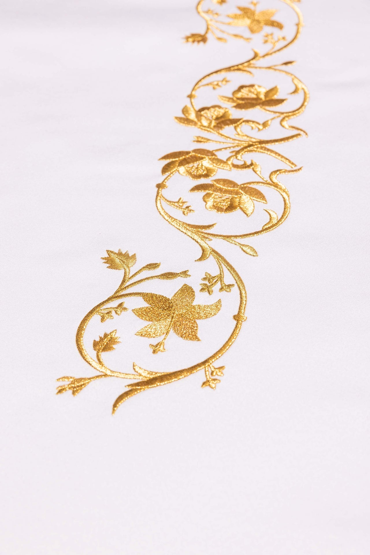 Obrus ołtarzowy z haftowanym symbolem maryjnym - ORNATY.PL