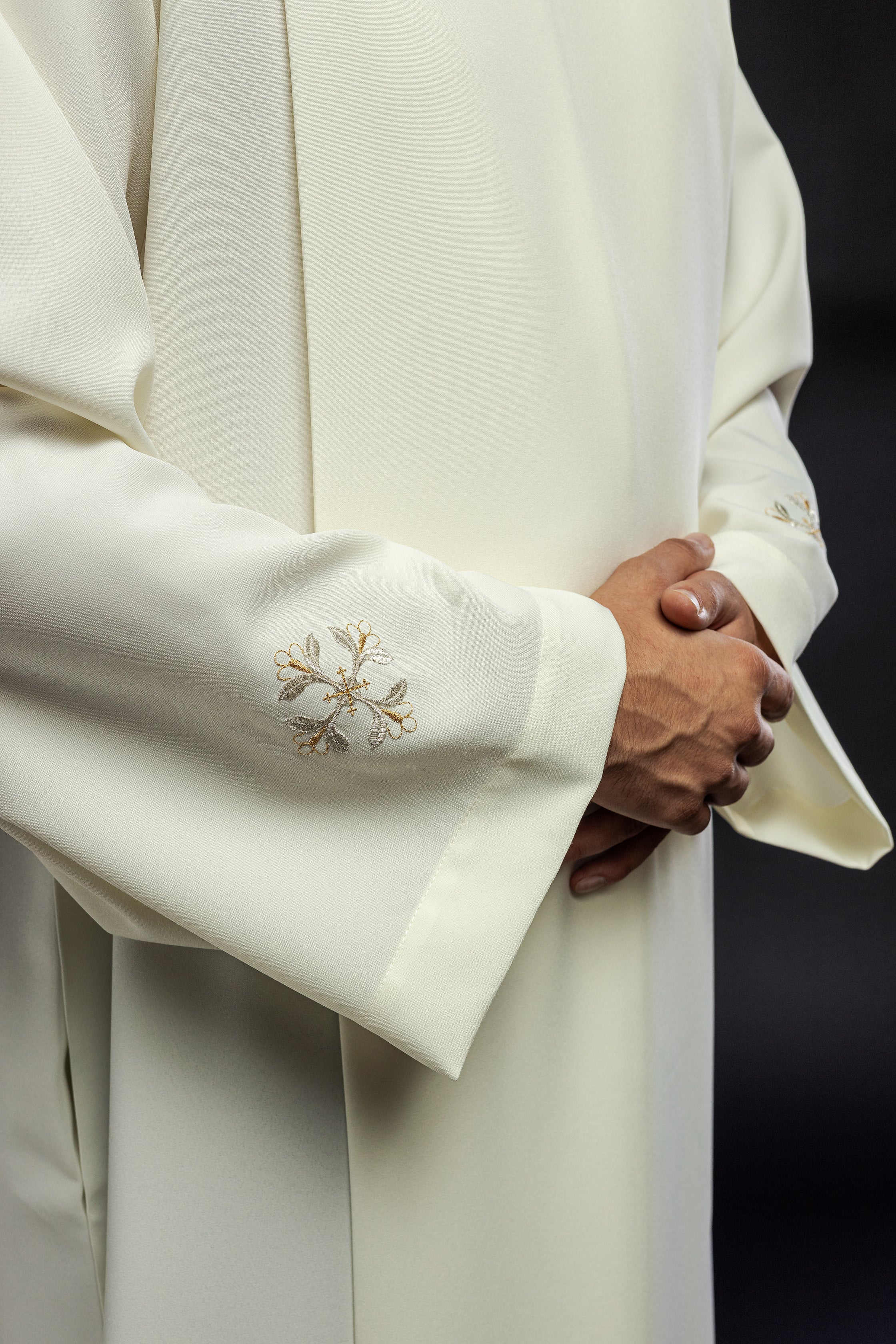 Camice sacerdotale a collo alto decorata con ricami ecrù