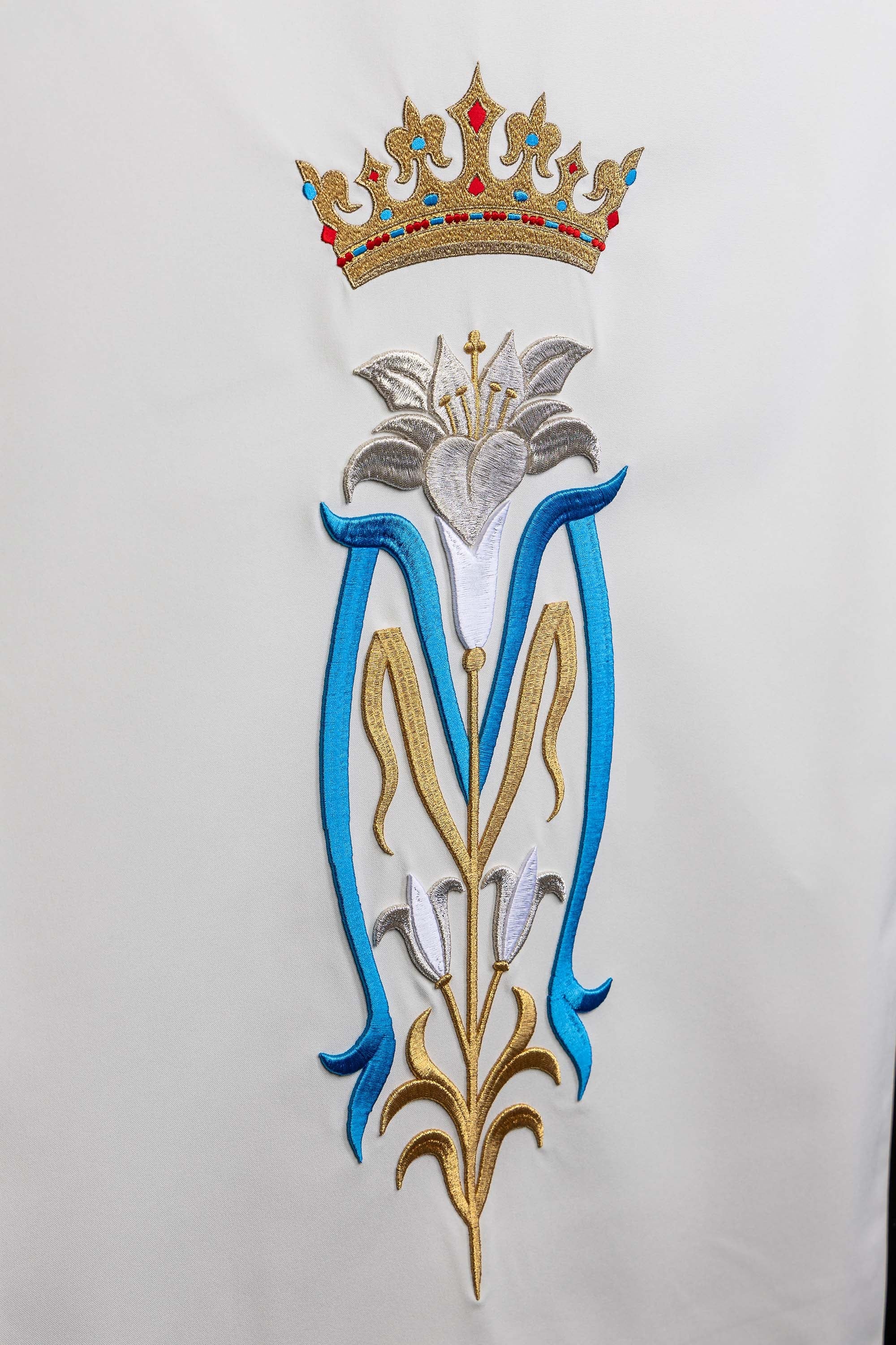 Bianco coprileggio ricamato con motivo mariano