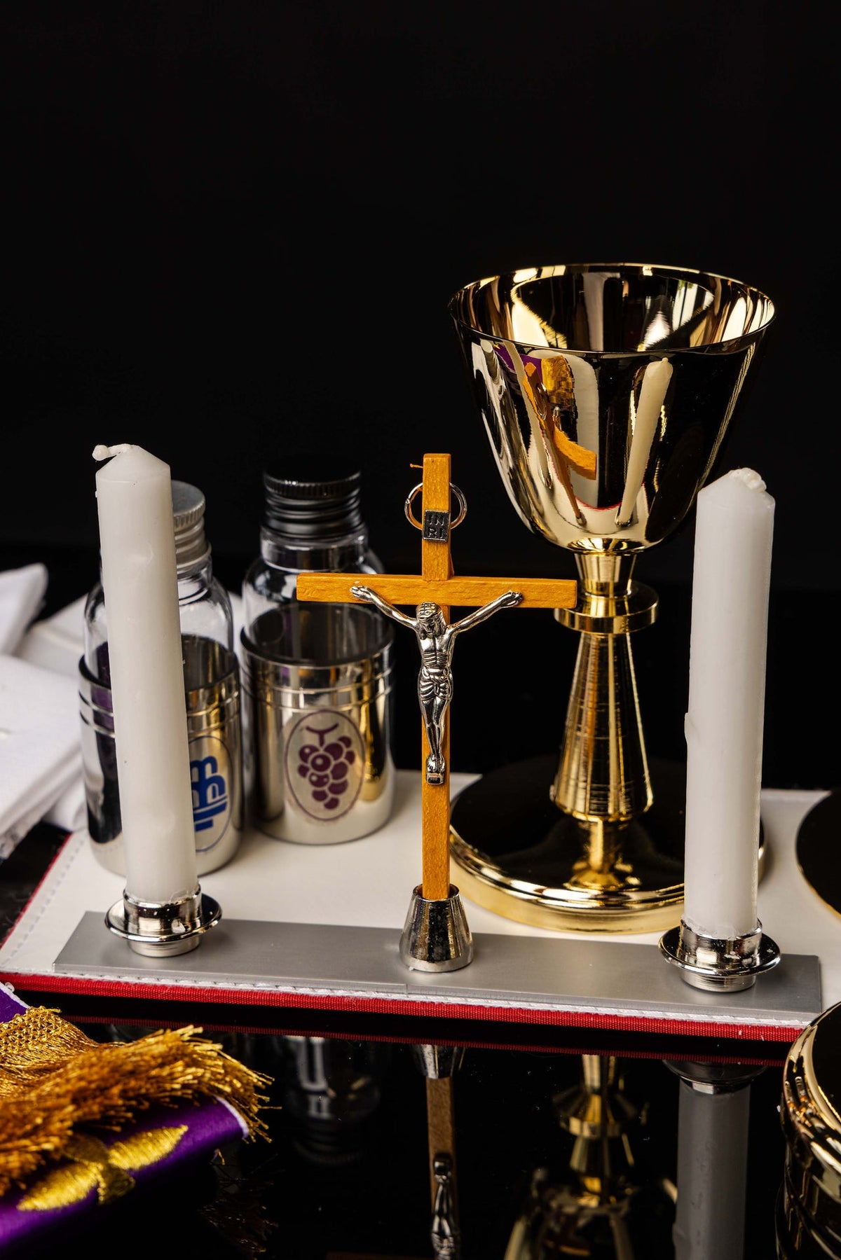 Valigetta missionaria a tracolla con dotazione liturgica