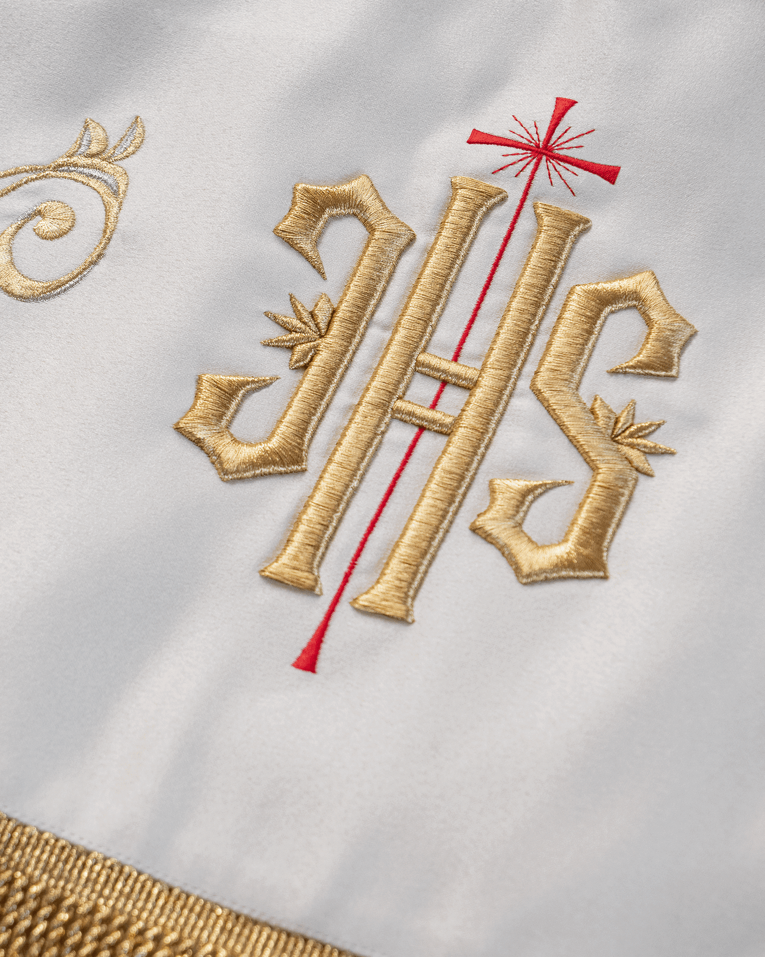 Haftowany monogram IHS na baldachimie liturgicznym z Barankiem
