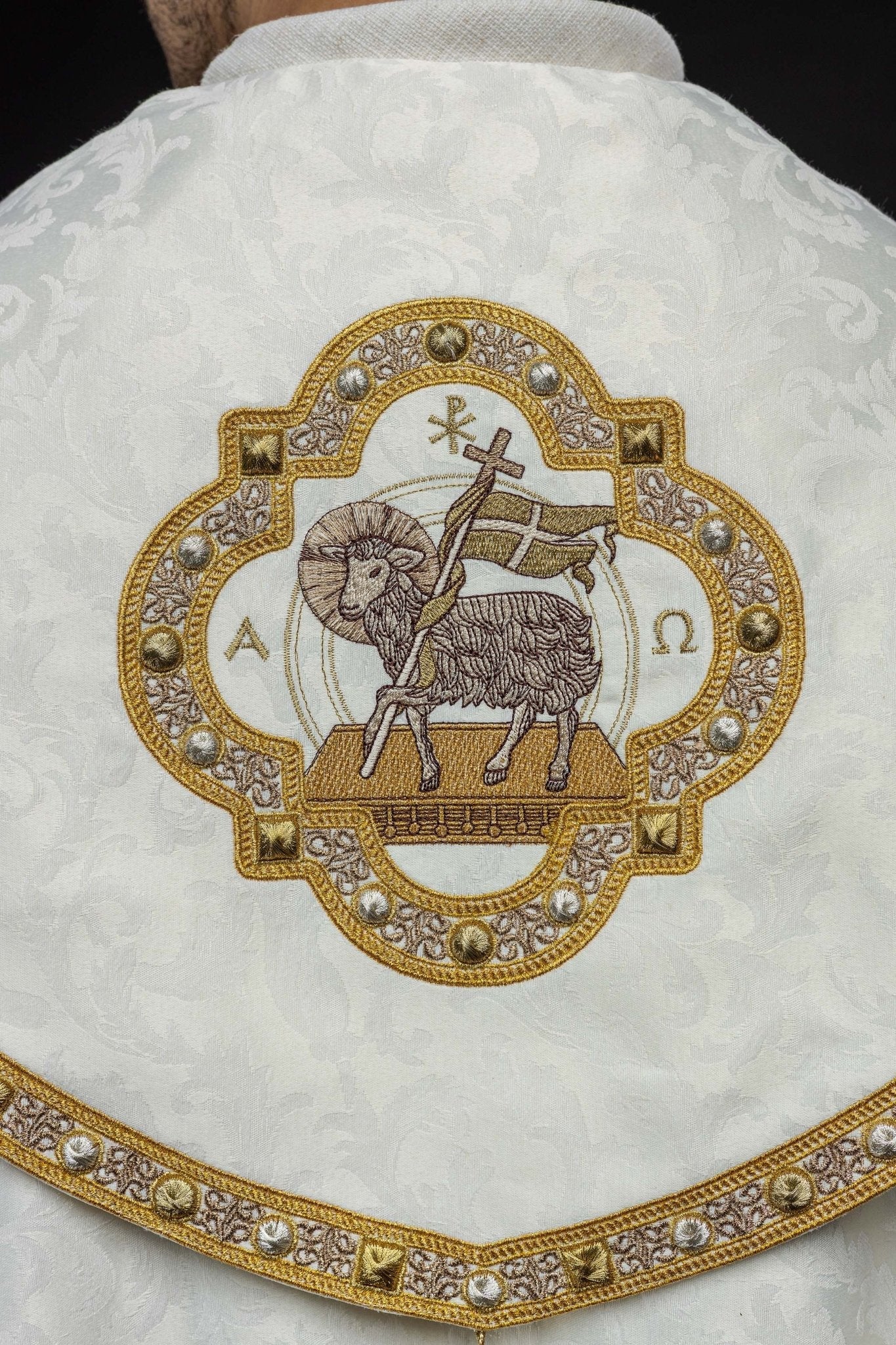 Cappa con l'Agnello Pasquale confezionata in un tessuto decorativo S - 3072 - 05 - 88 150cm - PERILPRETE.IT